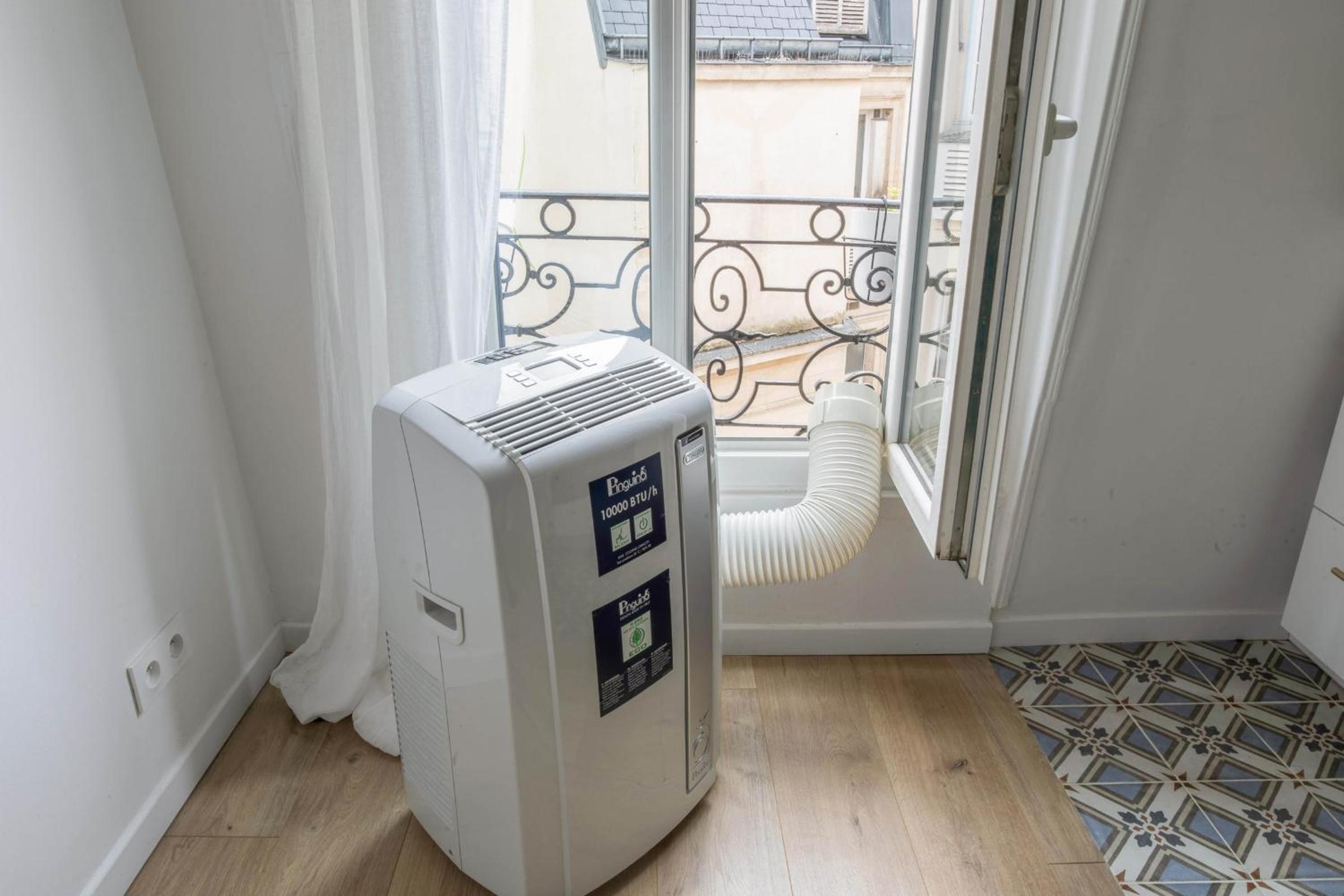 Bright and charming flat in the heart of Paris - Welkeys