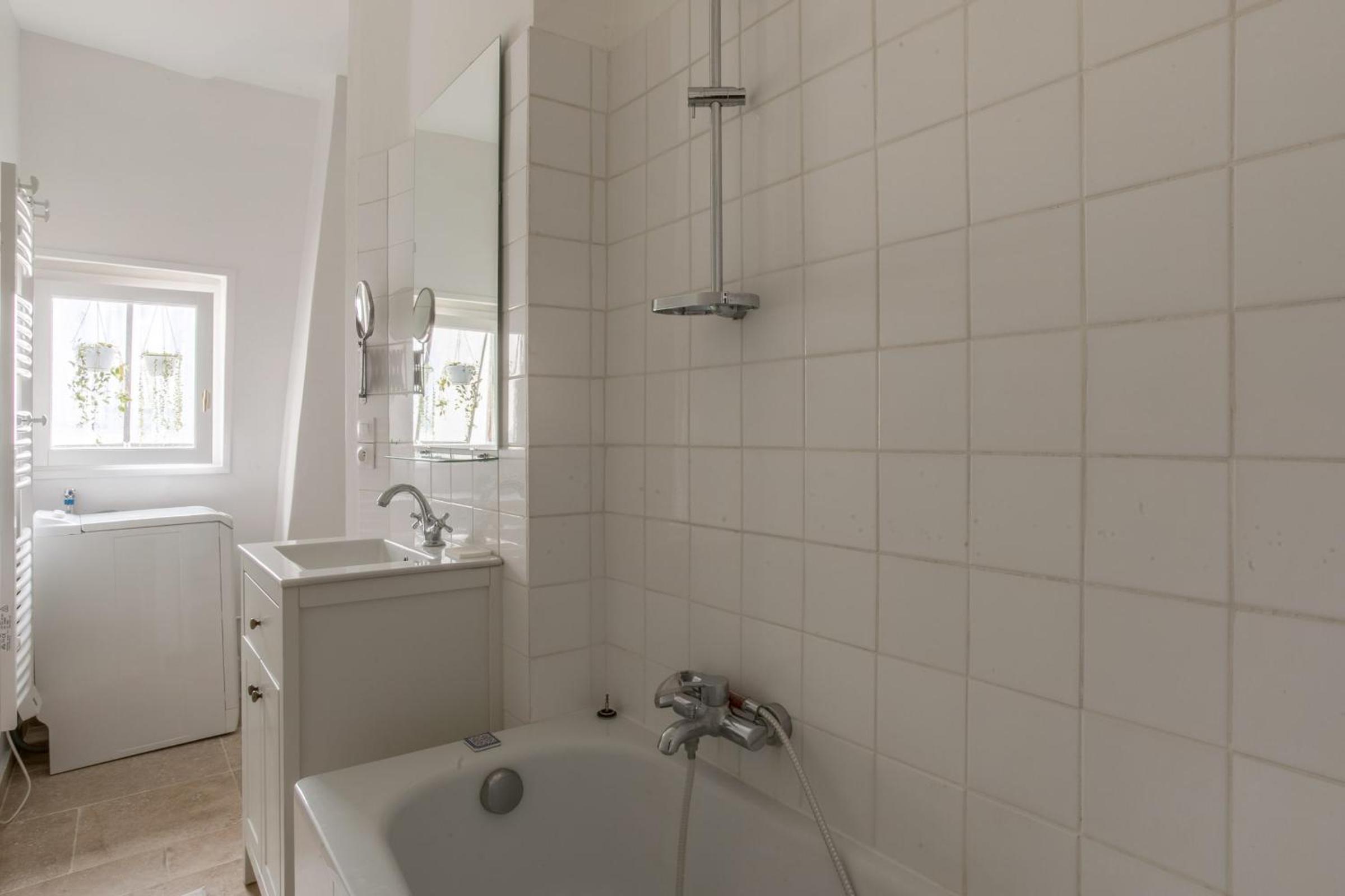 Bright and charming flat in the heart of Paris - Welkeys