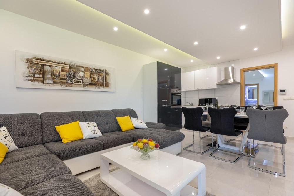 Luxury Apartment Aria view 3