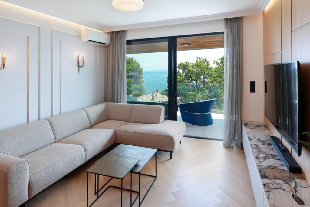 Marena - Trees to Seas Luxury Escape
