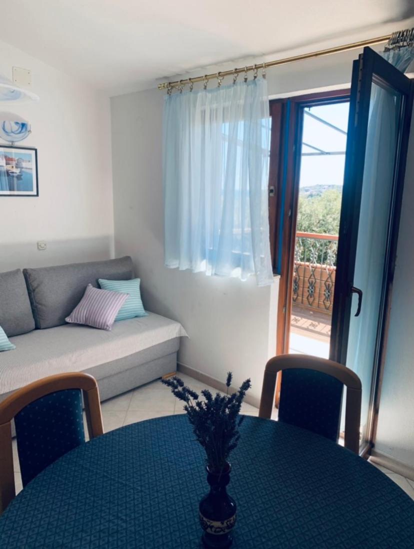 One bedroom apartment with terrace and seaview - B