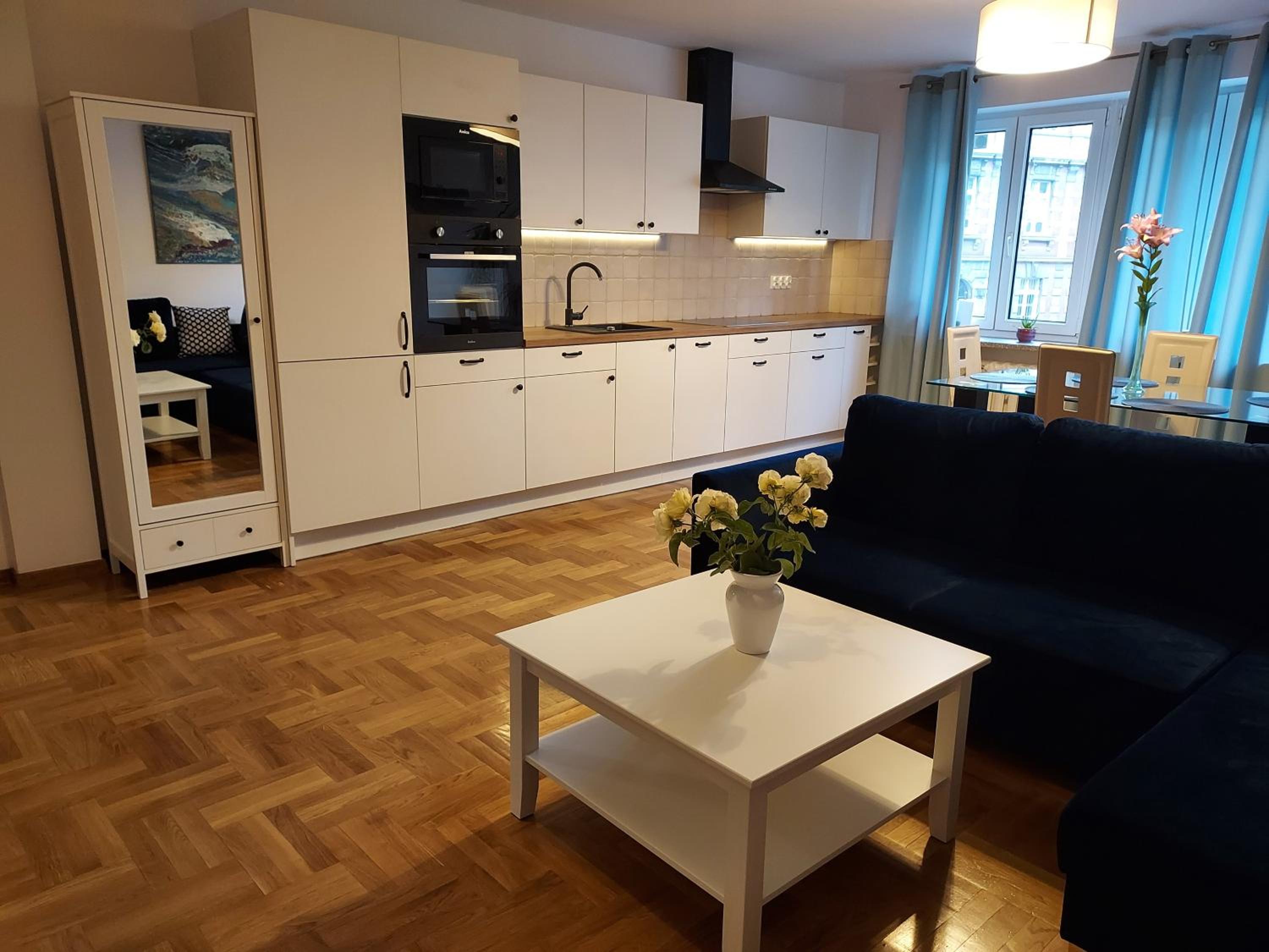 APART- salon z aneksem kuchenym, 2 sypialnie, łazienka view 4