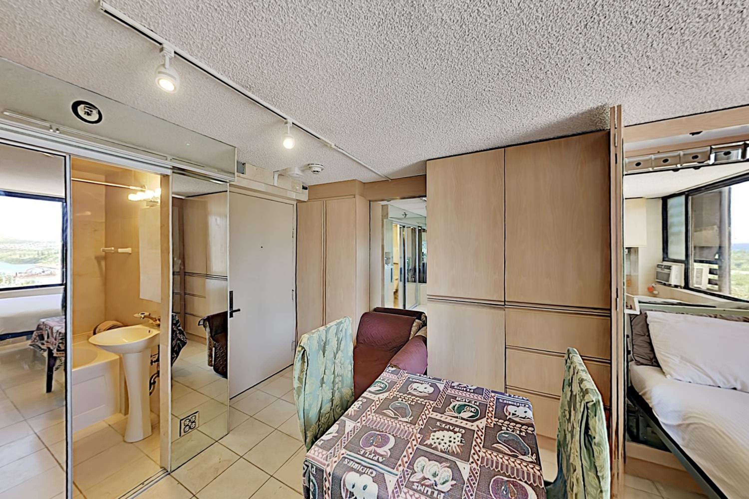 Hawaiian Monarch 1607 condo