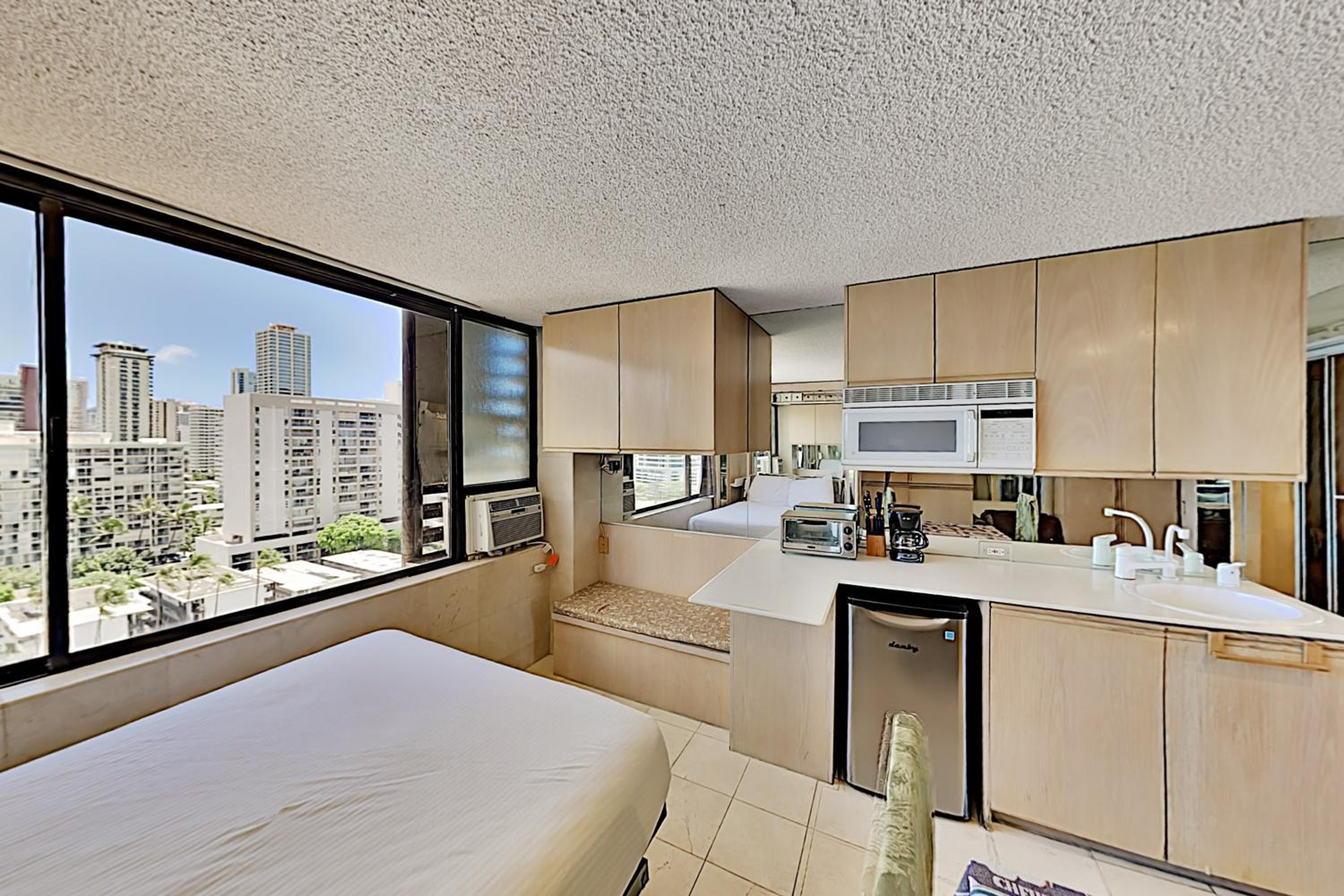 Hawaiian Monarch 1607 condo