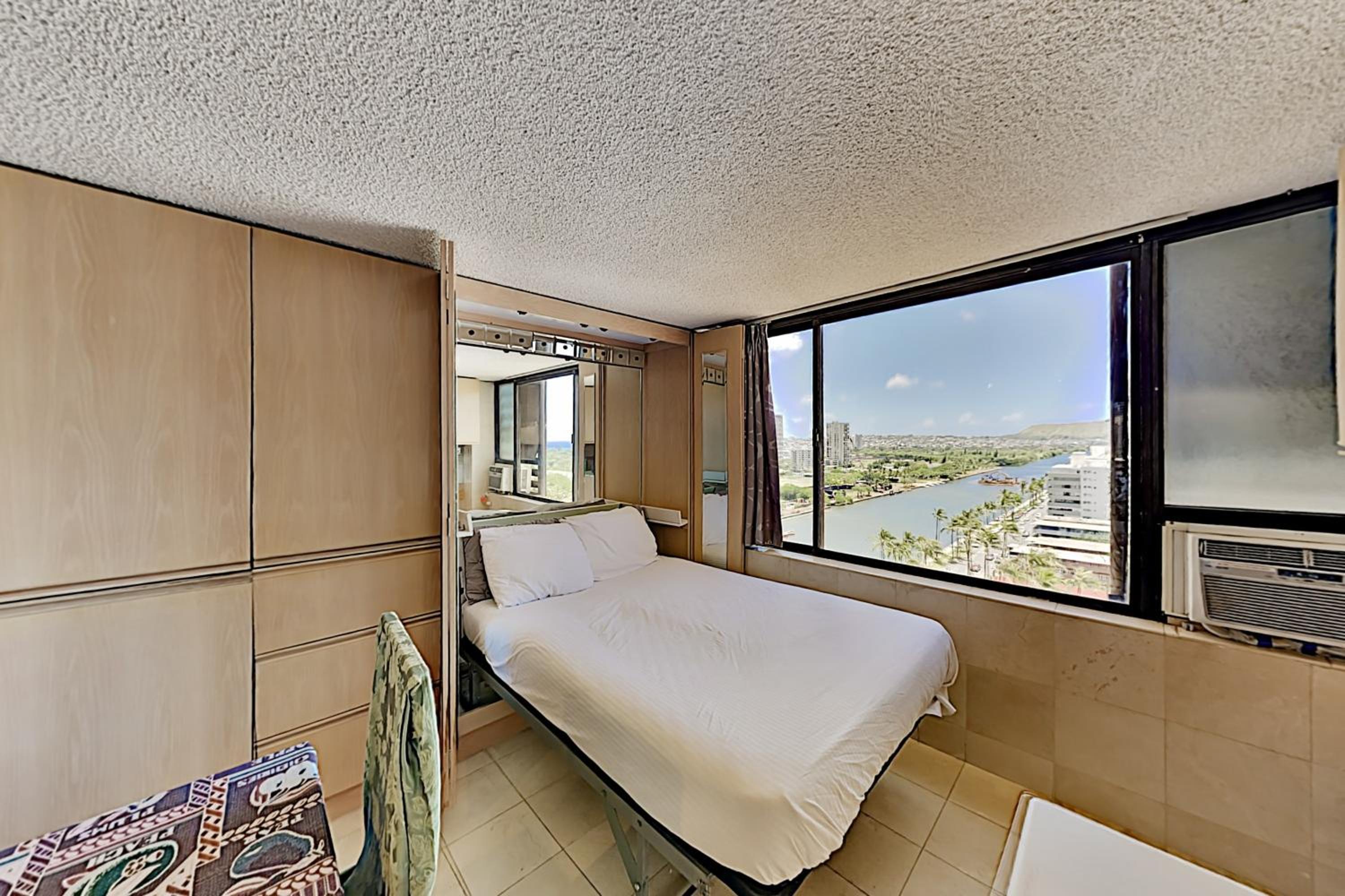 Hawaiian Monarch 1607 condo