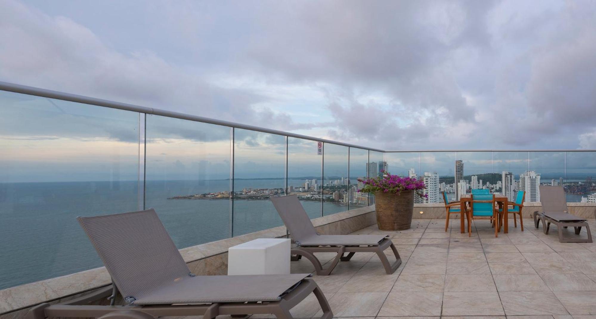 Relaxing 1 BR Beachfront Apartment w Wifi and Pool