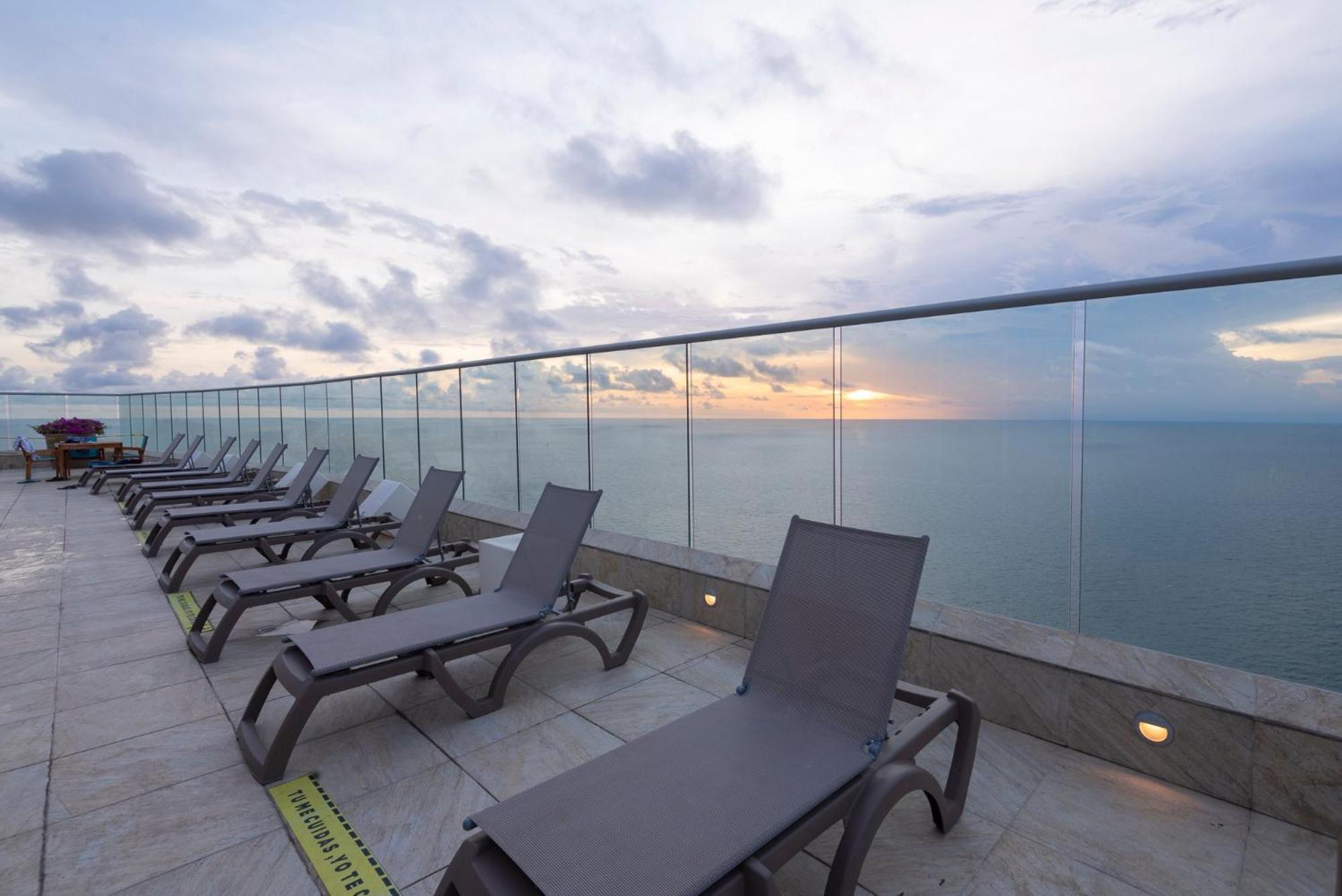 Relaxing 1 BR Beachfront Apartment w Wifi and Pool