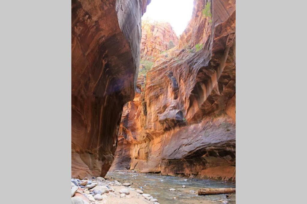 Live Simply Cabin, Walking distance to East Zion trails view 5