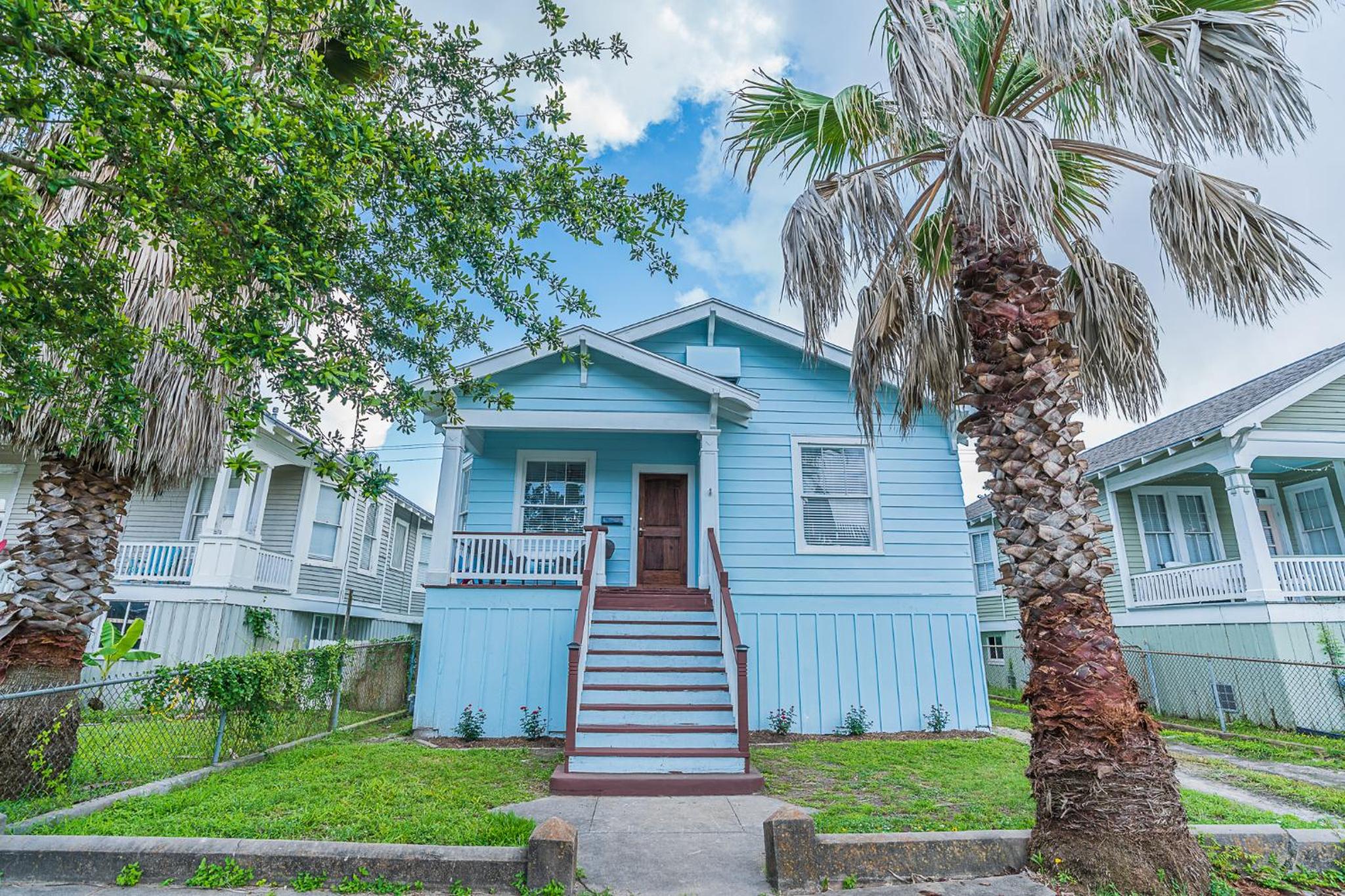 Uptown Cottage Newly Updated Home Near the Strand Galveston Harbor and UTMB