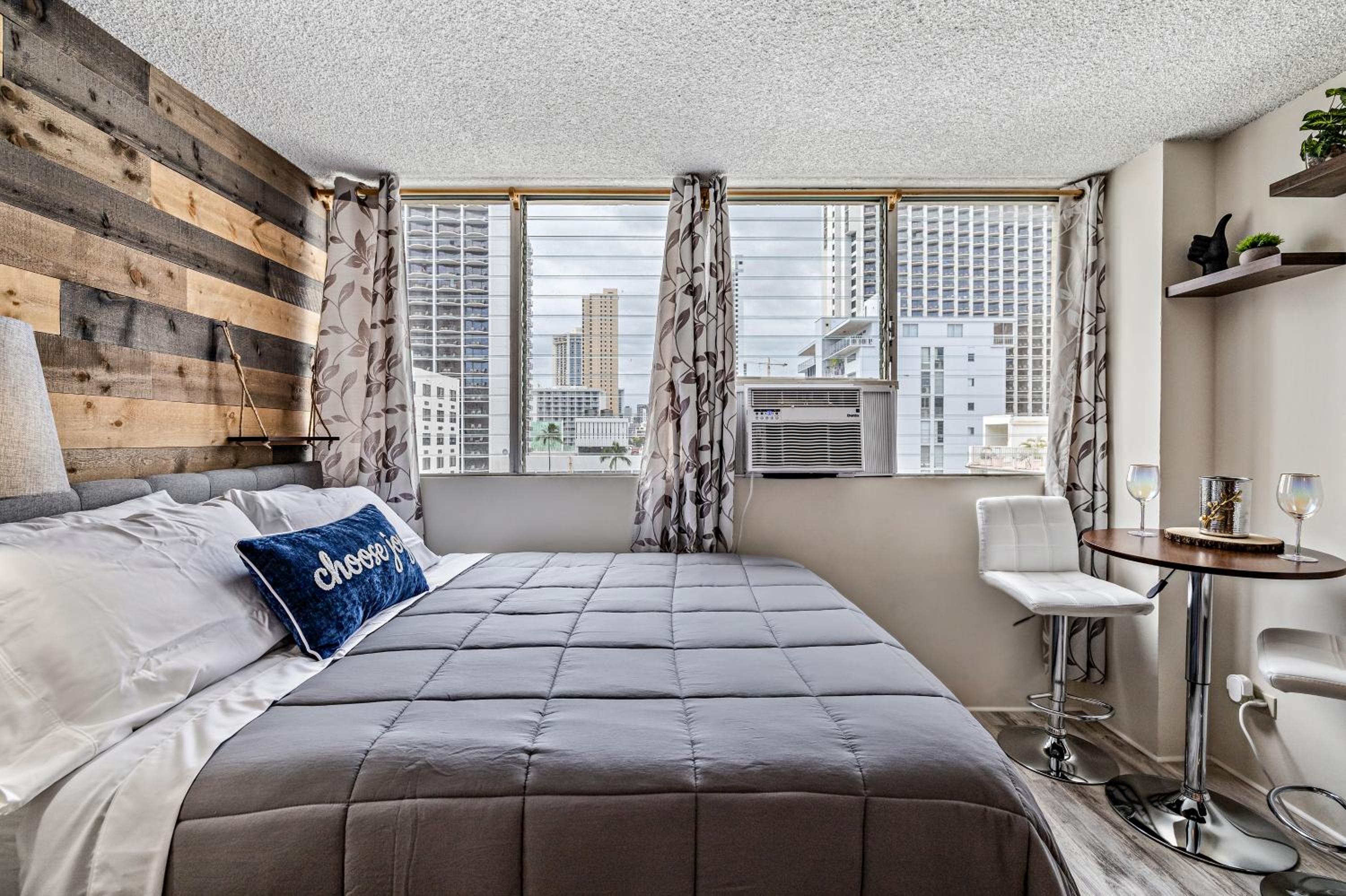 Modern WAIKIKI CONDO perfect for beach getaway! view 4