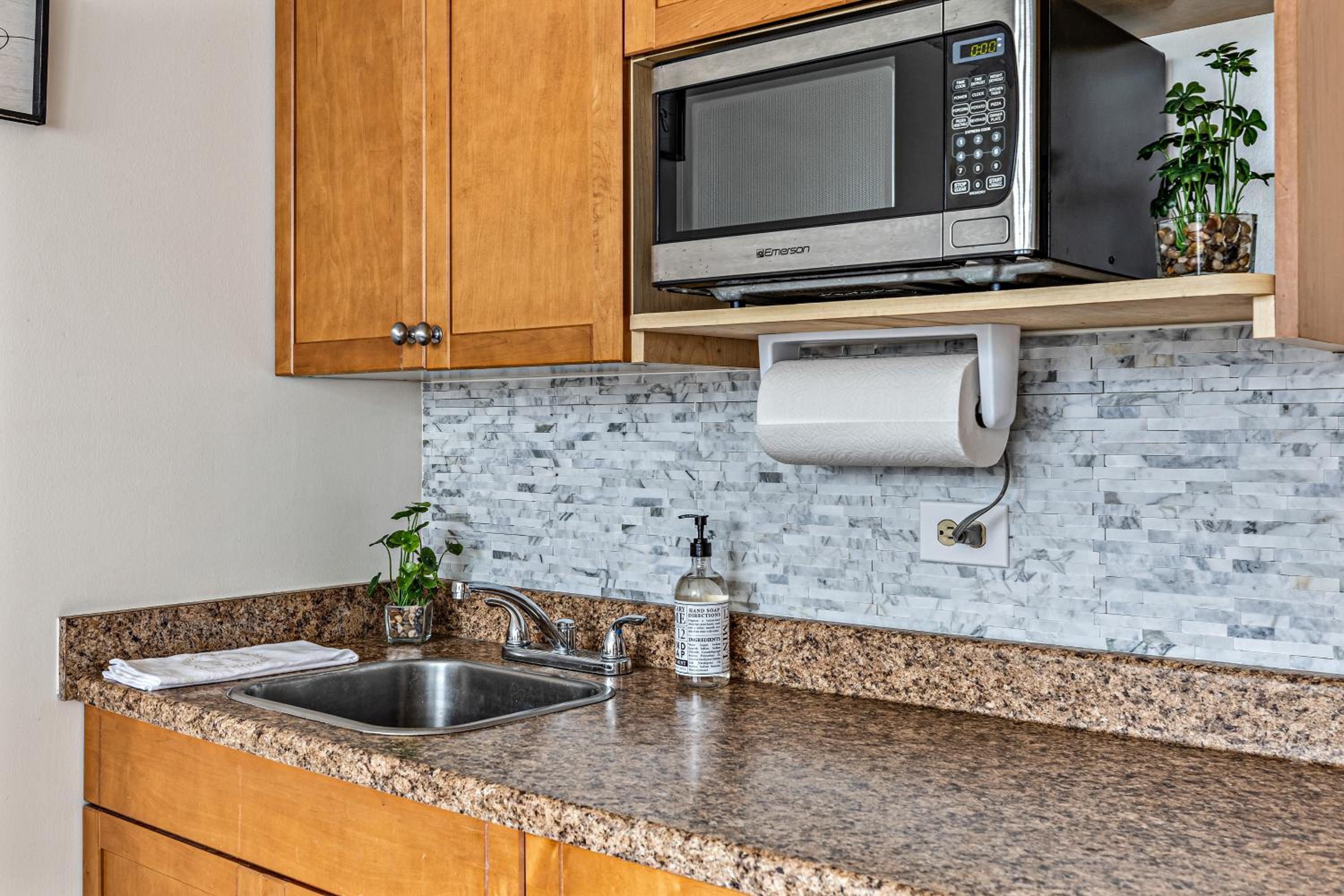 Modern WAIKIKI CONDO perfect for beach getaway! view 5