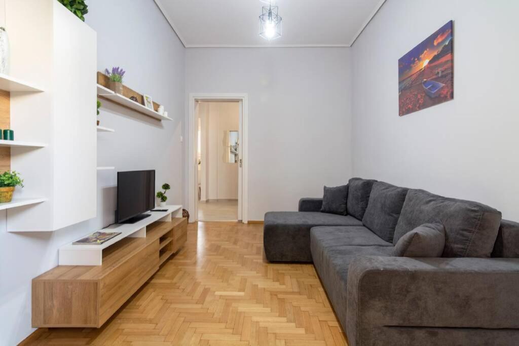 Chic & Minimal Apt. 5 min from Metro