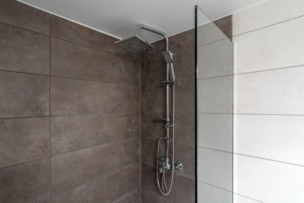 Chic & Minimal Apt. 5 min from Metro