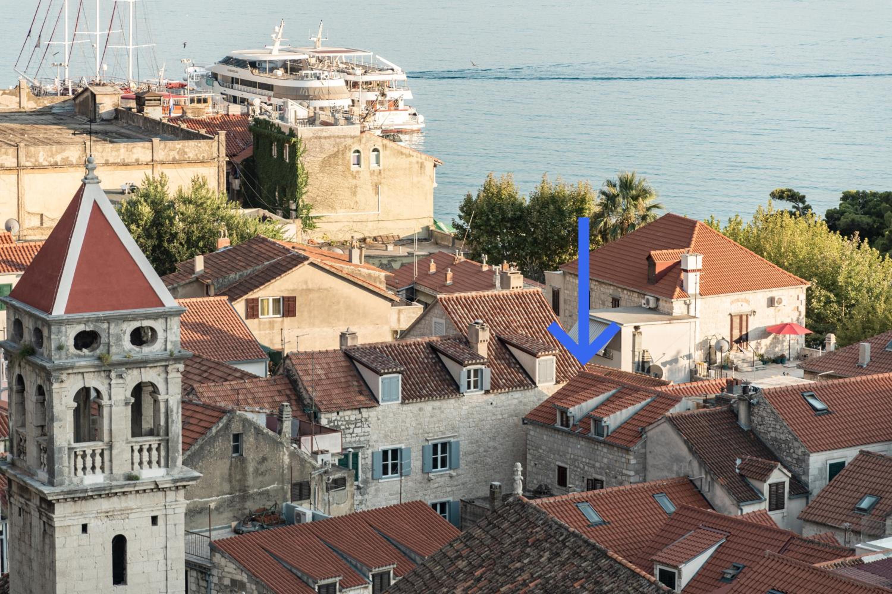 Charming stone apartment with jacuzzi in center of Omiš