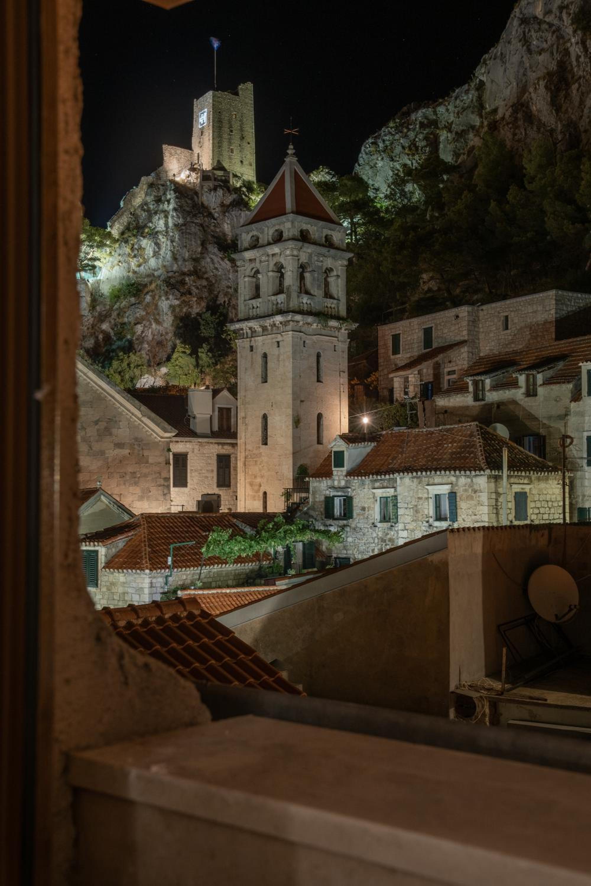 Charming stone apartment with jacuzzi in center of Omiš