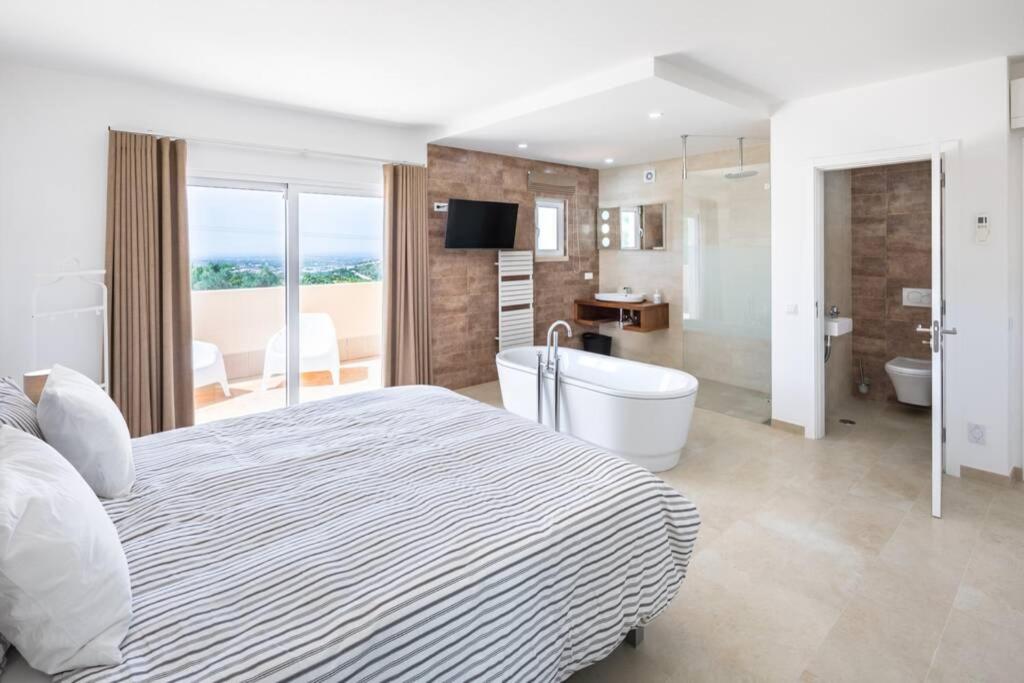 Stunning villa, heated pool, pool bar, sea views