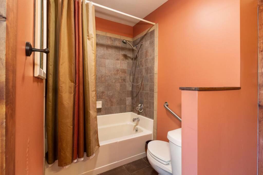 Chestnut Hill Retreat-Spacious-3 miles to Downtown view 3