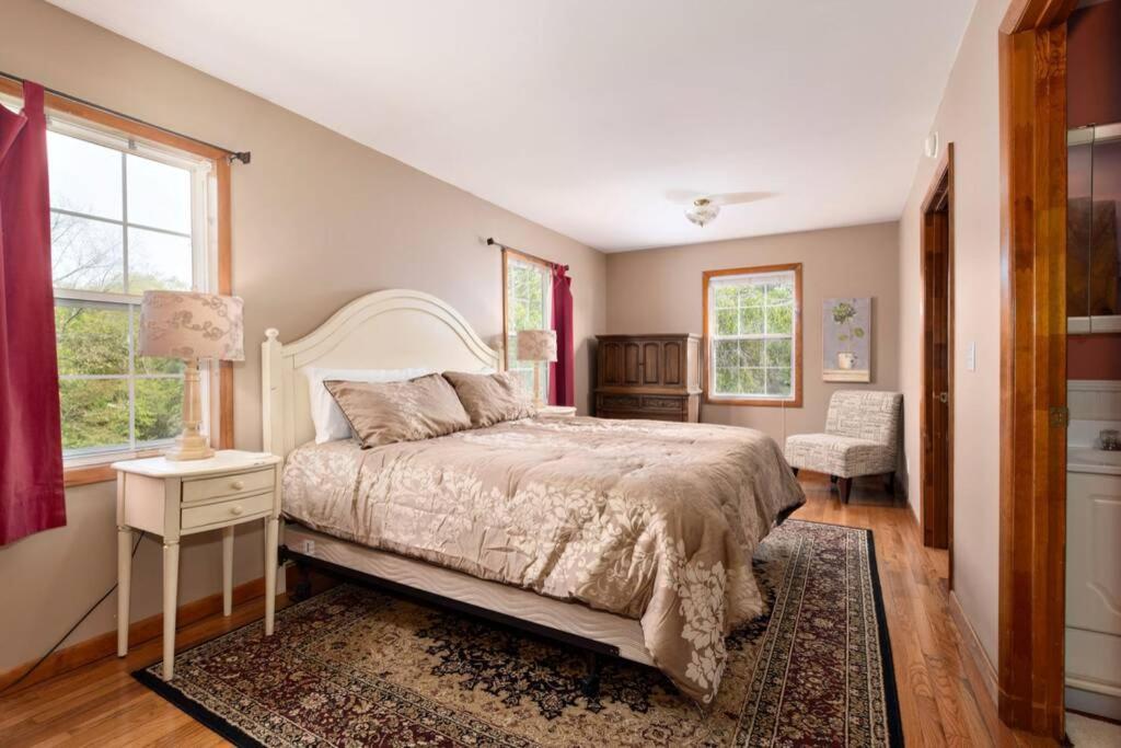 Chestnut Hill Retreat-Spacious-3 miles to Downtown view 4