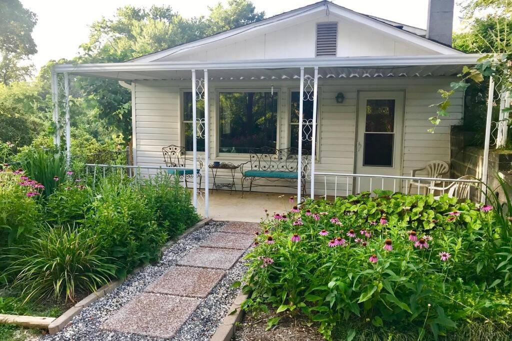 Peaceful Garden Oasis - 3 miles to downtown!