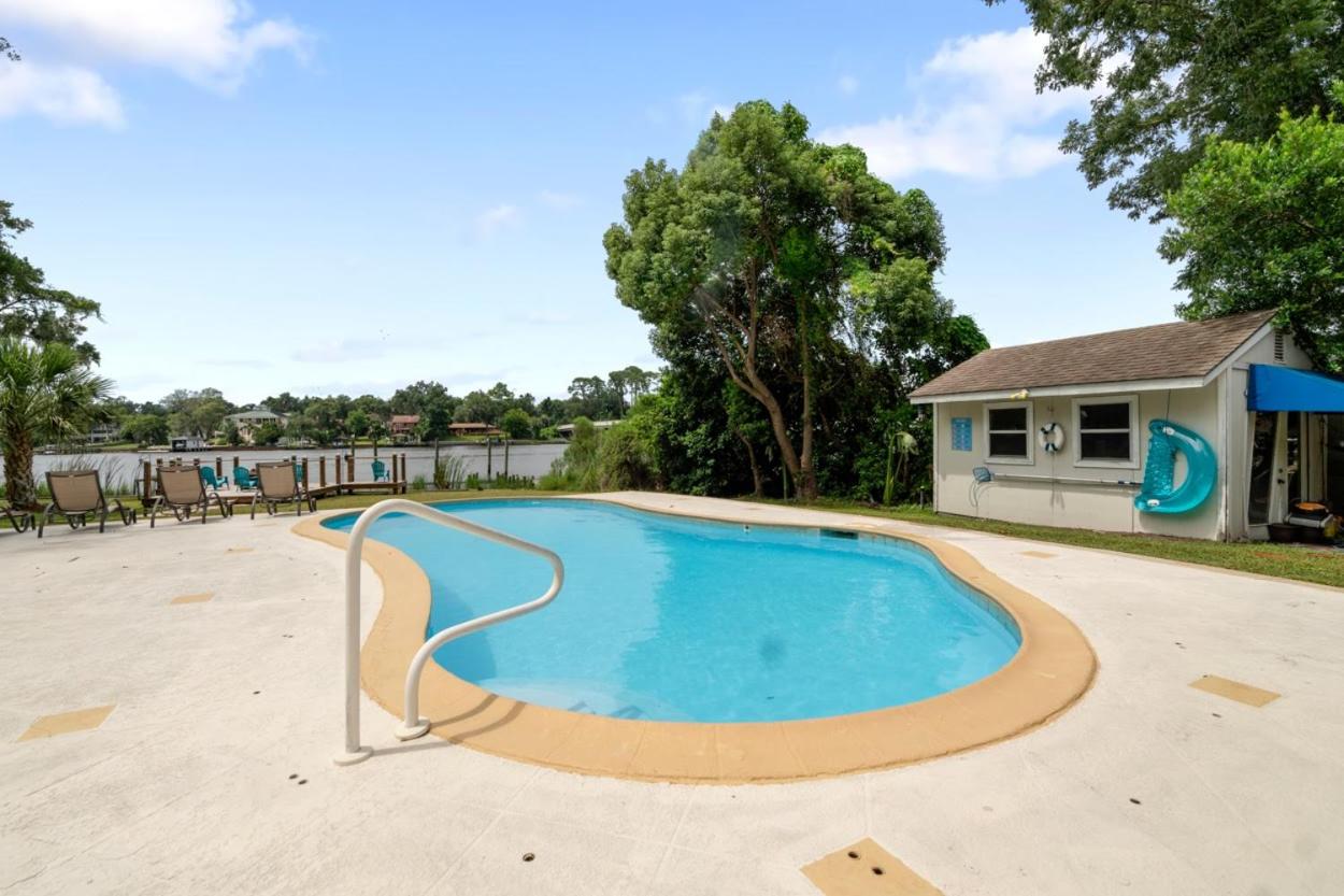 Luxury Waterfront Pool House 7 mins to TIAA Bank Field