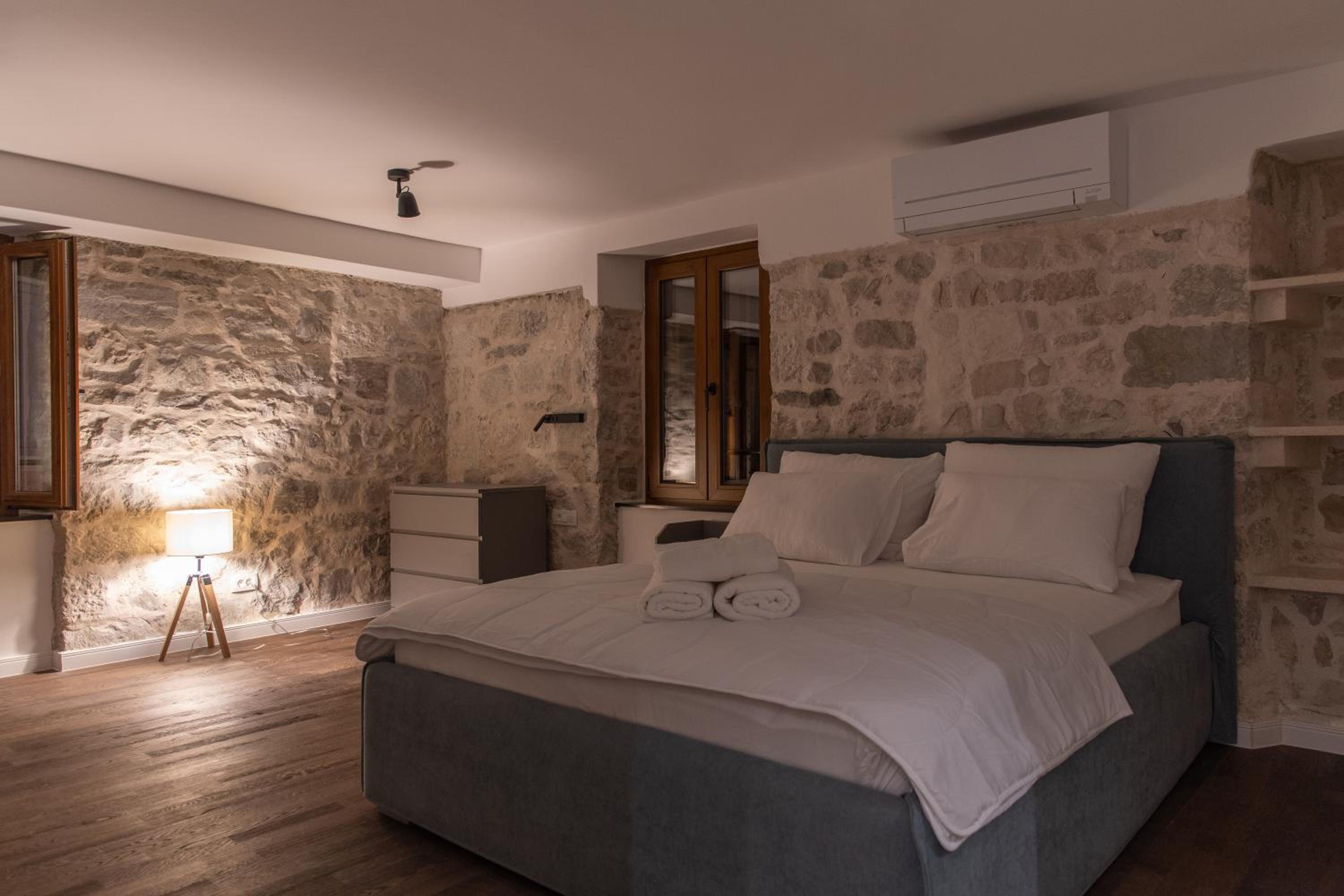 Charming stone apartment with jacuzzi in center of Omiš