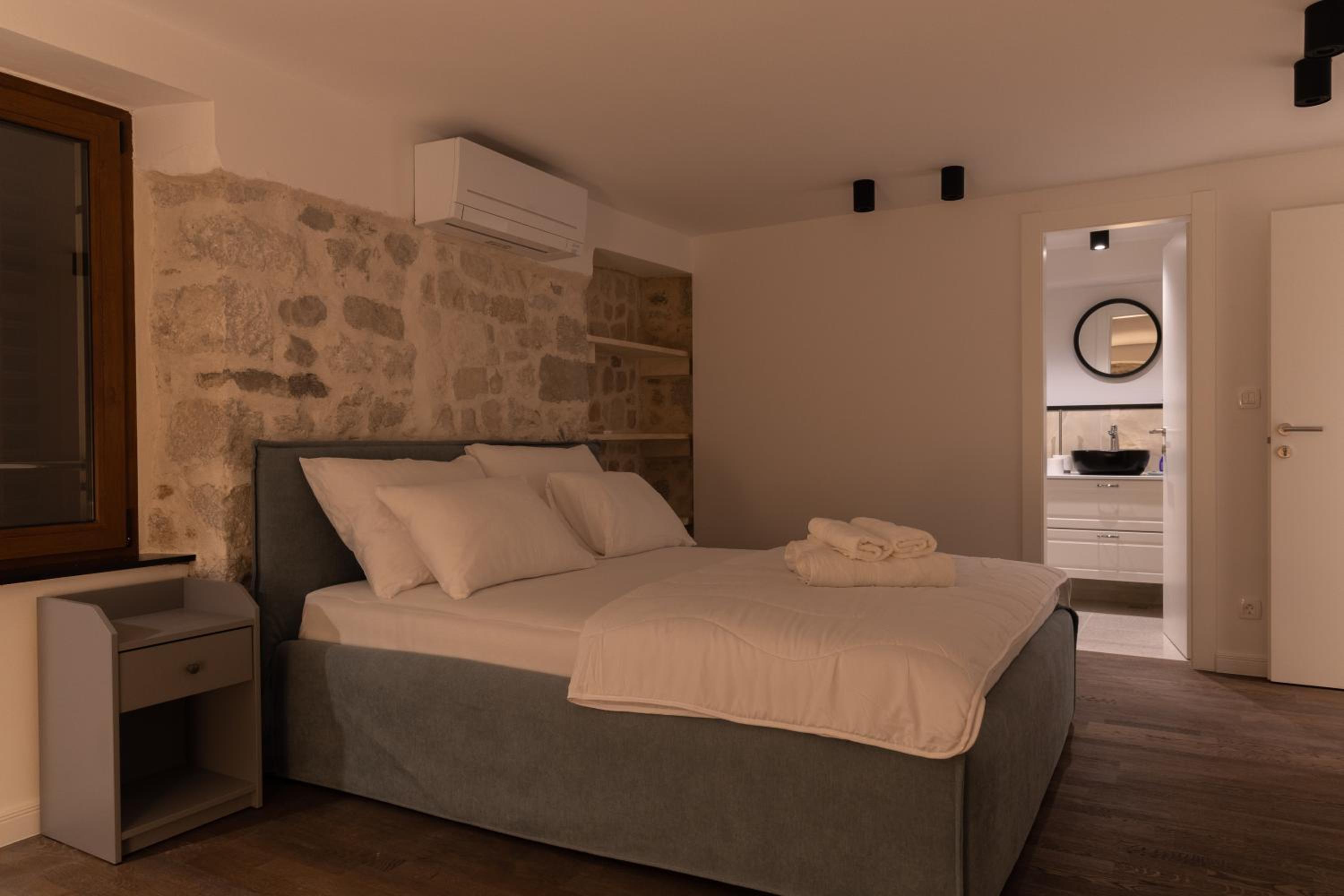 Charming stone apartment with jacuzzi in center of Omiš