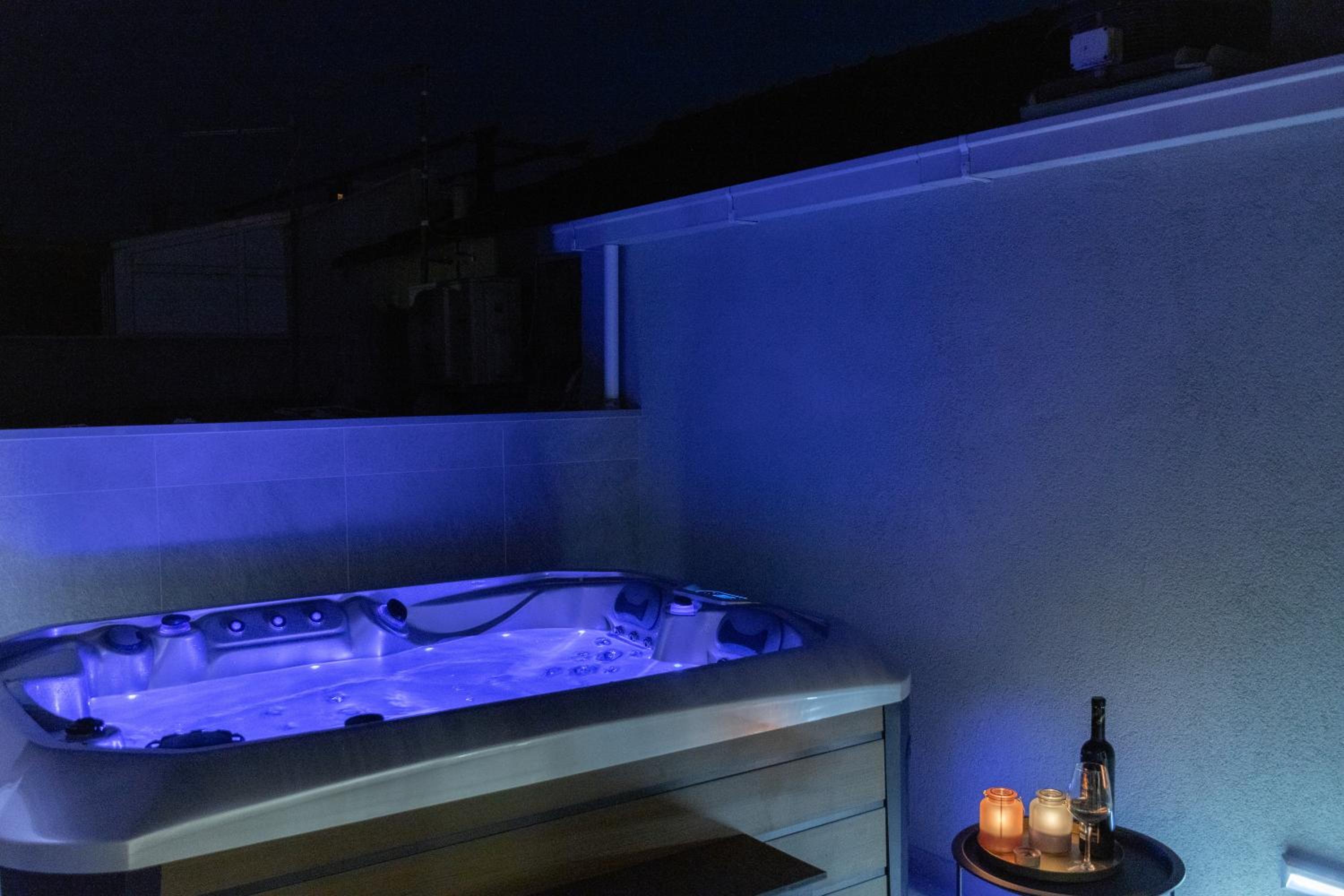 Charming stone apartment with jacuzzi in center of Omiš