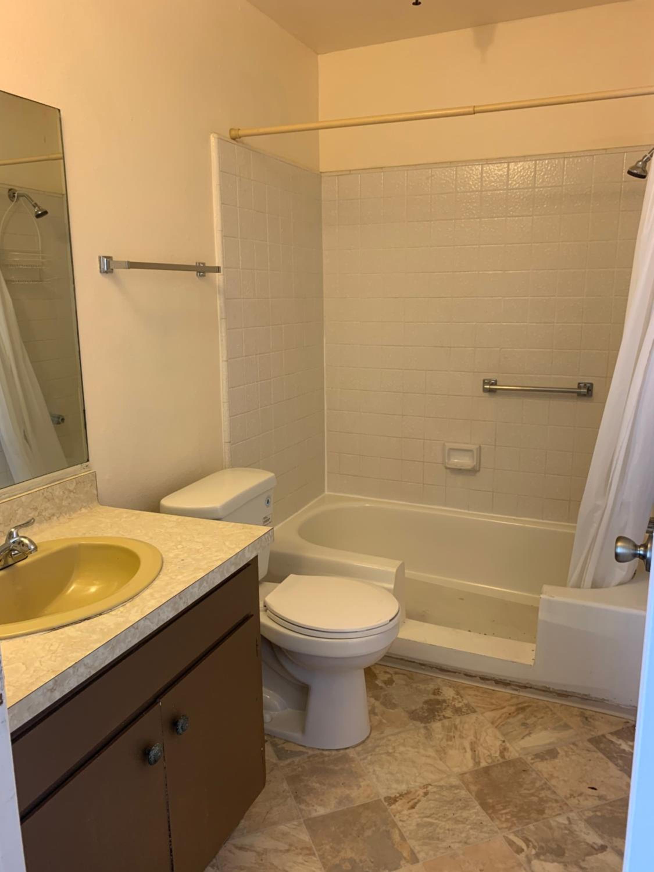 Deluxe Hotel Style Unit (B08) - Image 2