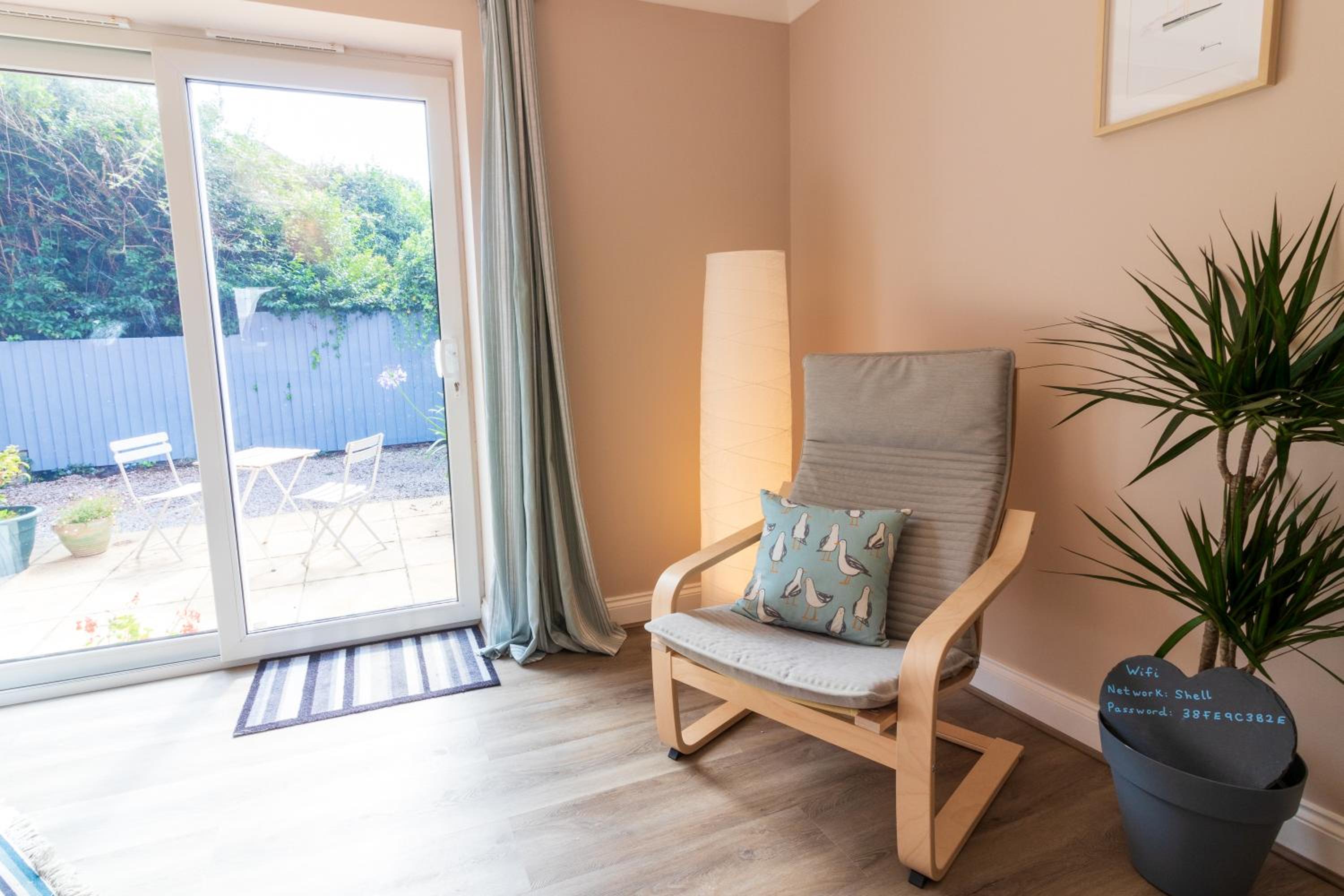 Cosy Brixham apartment with garden close to Town