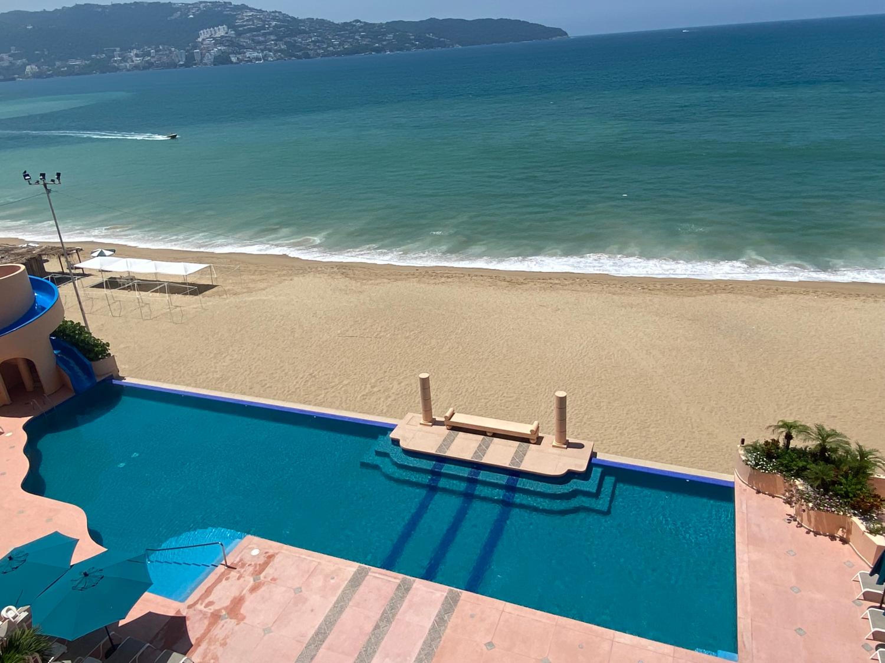 Comfortable Beachfront apartment in Acapulco view 2