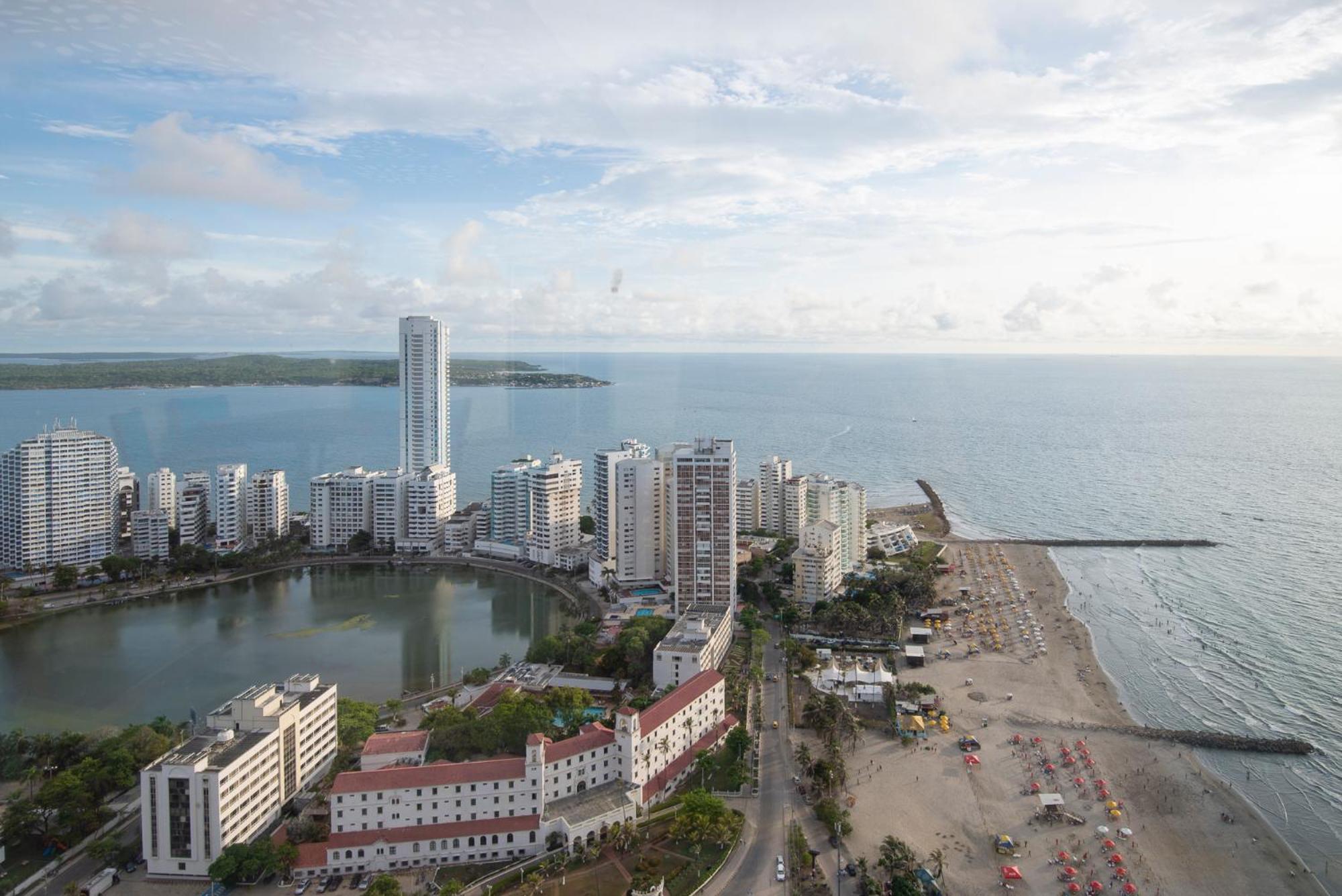 Relaxing 1 BR Beachfront Apartment w Wifi and Pool view 3