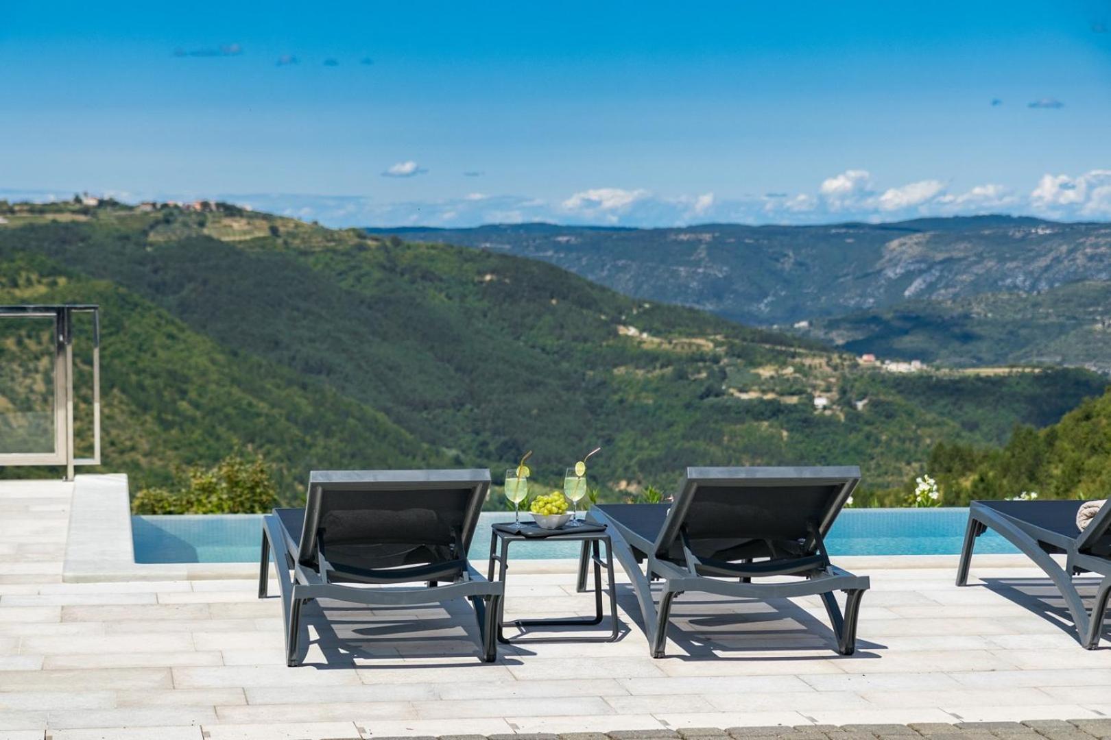 Villa Grazia with heated Pool view 5