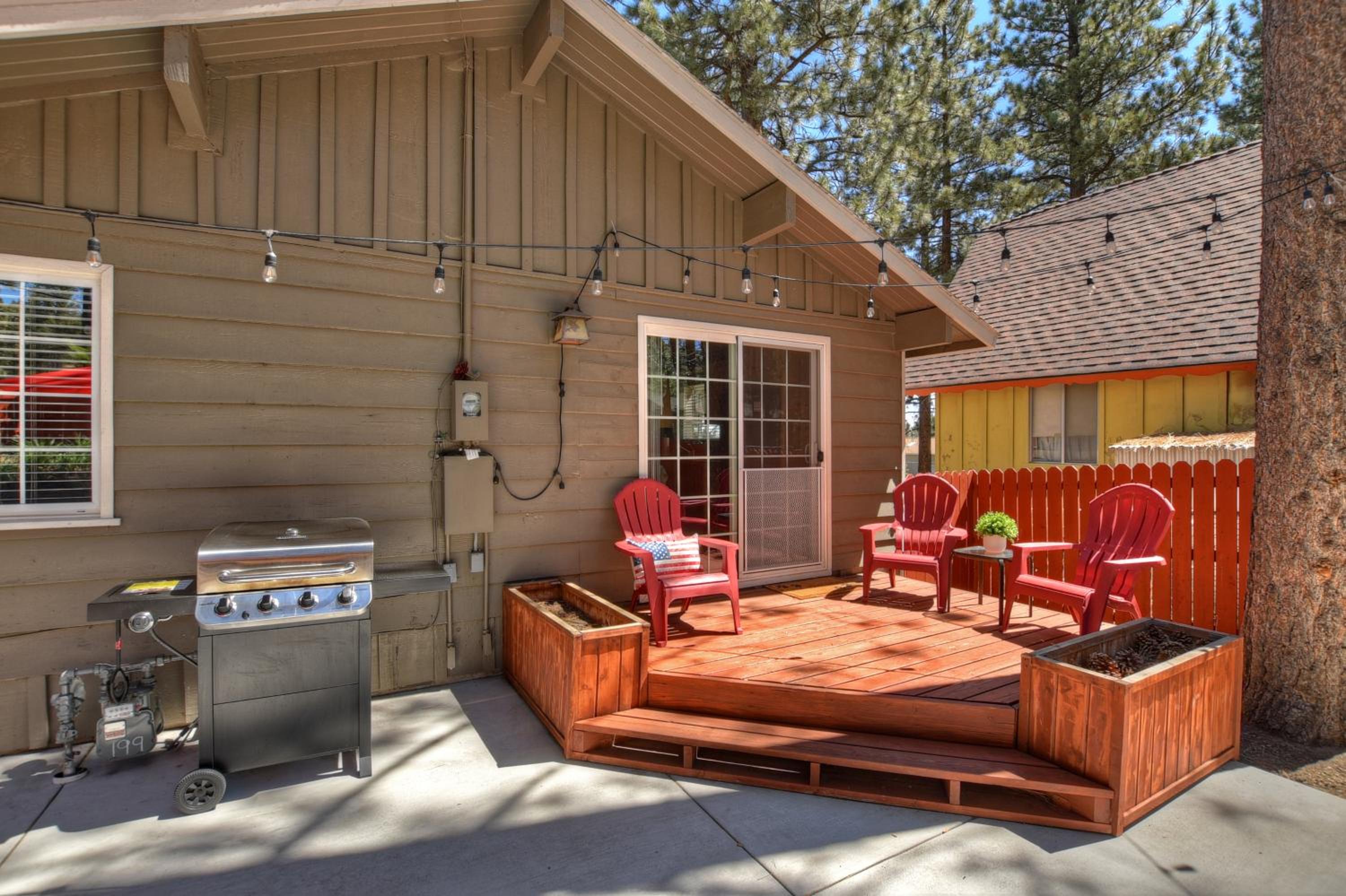 DoorMat Vacation Rentals - BearTime Story Fireplace! BBQ! WiFi! Fenced Yard!