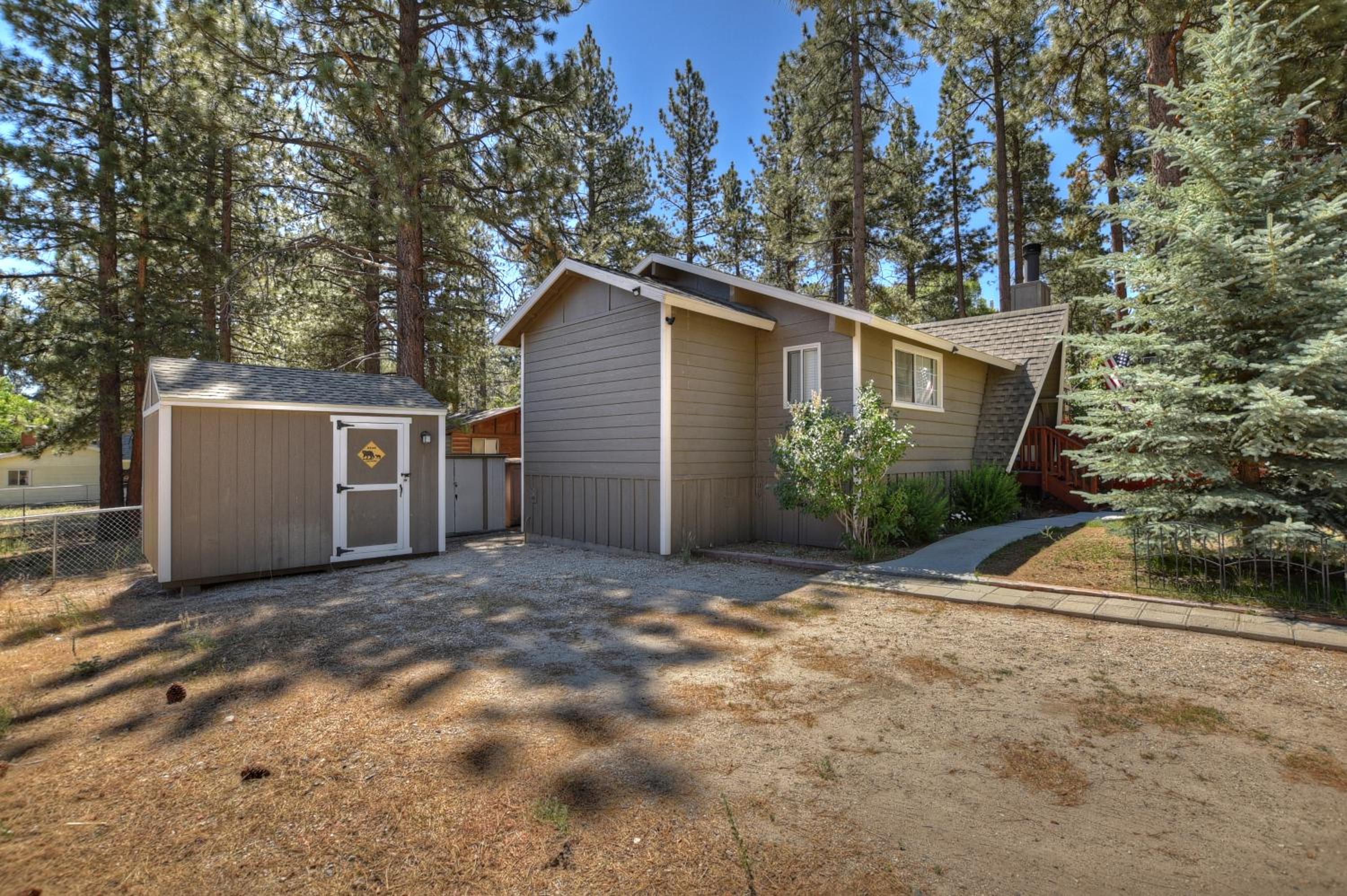 DoorMat Vacation Rentals - BearTime Story Fireplace! BBQ! WiFi! Fenced Yard!