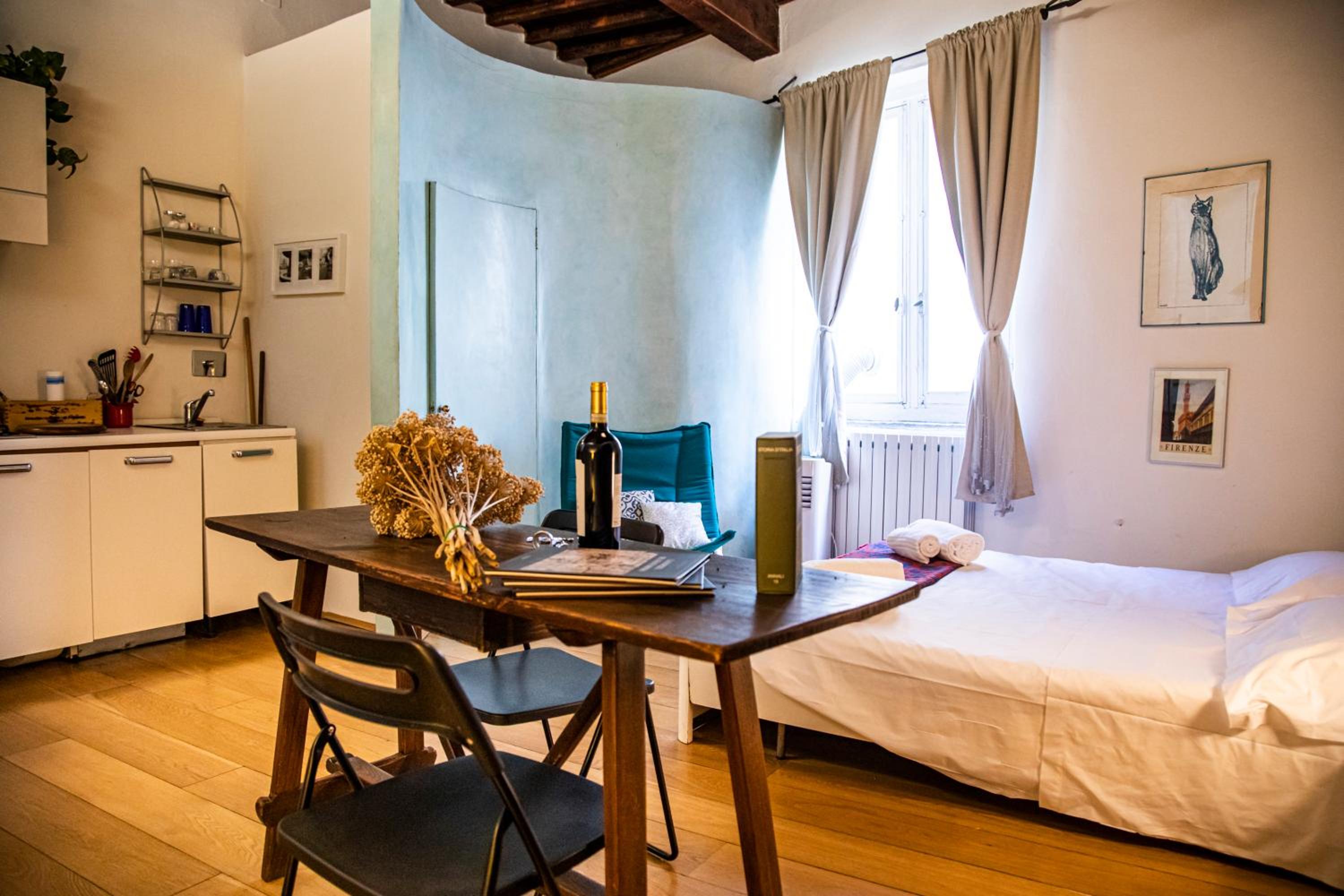 Studio in Tornabuoni within a Renaissance building photo 3