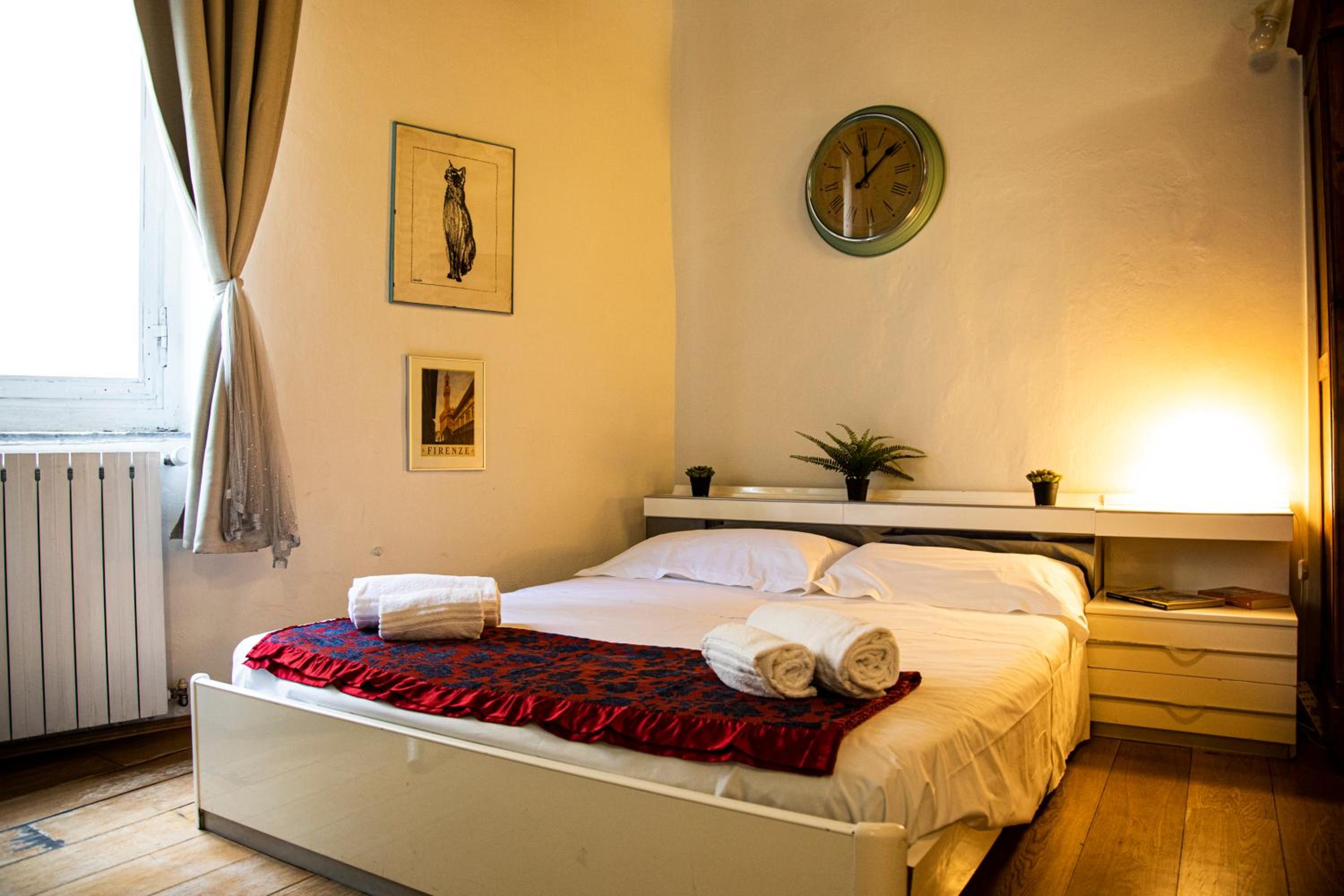 Studio in Tornabuoni within a Renaissance building photo 2