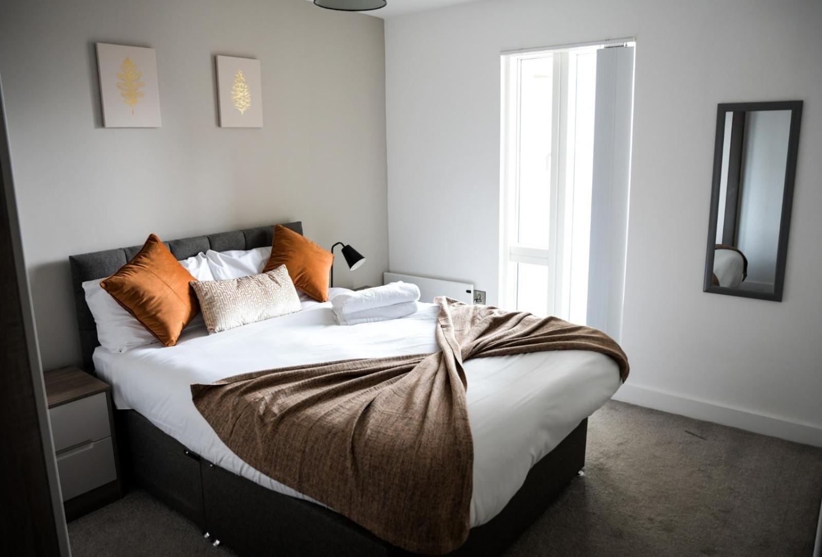 OnPoint - Spacious 2 Bedroom Apt, City Centre With Balcony