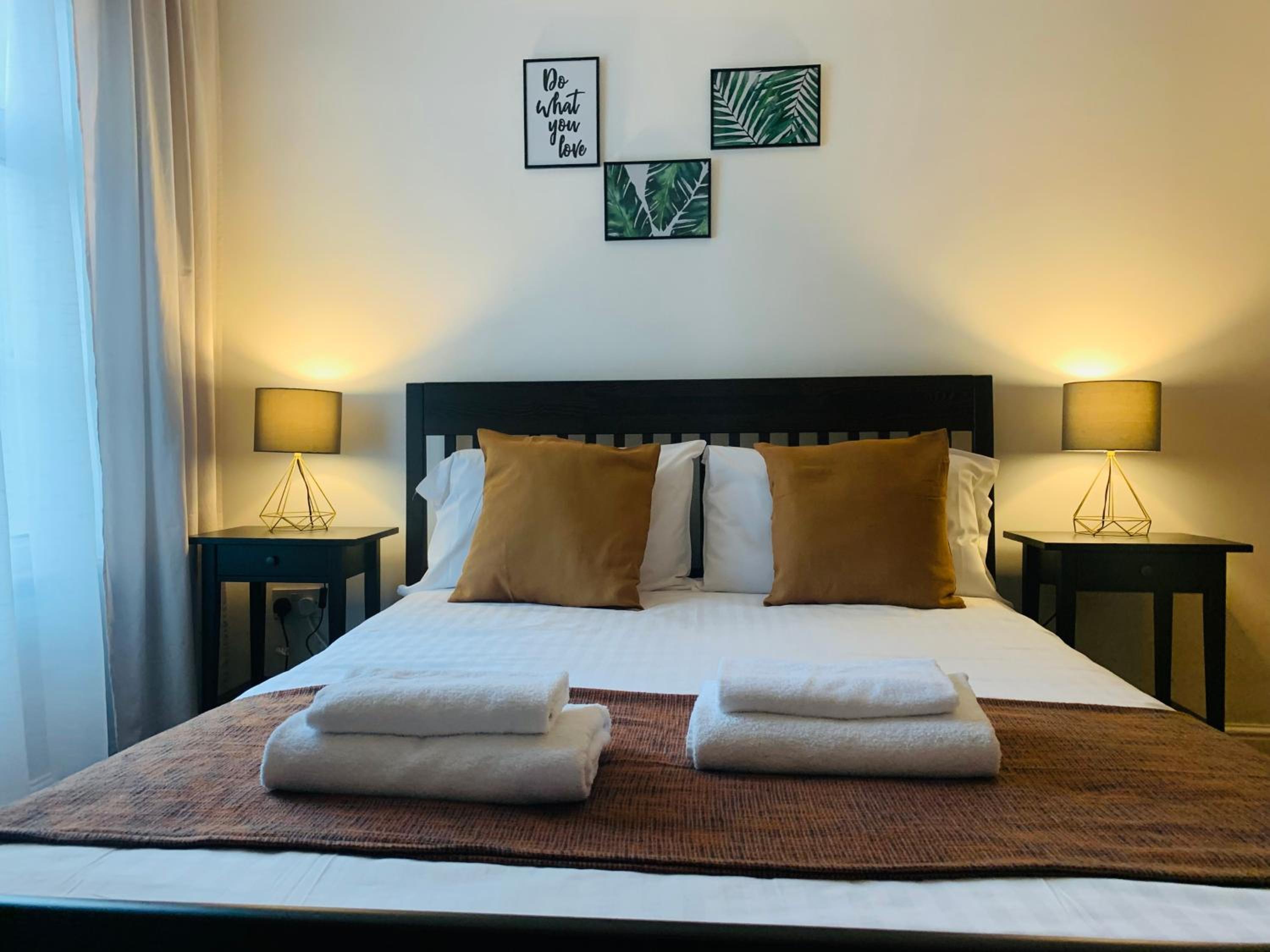 Unique 2 bedroom apartment in London/ Excel / Olympic city close to central line tube station with gated parking space photo 2