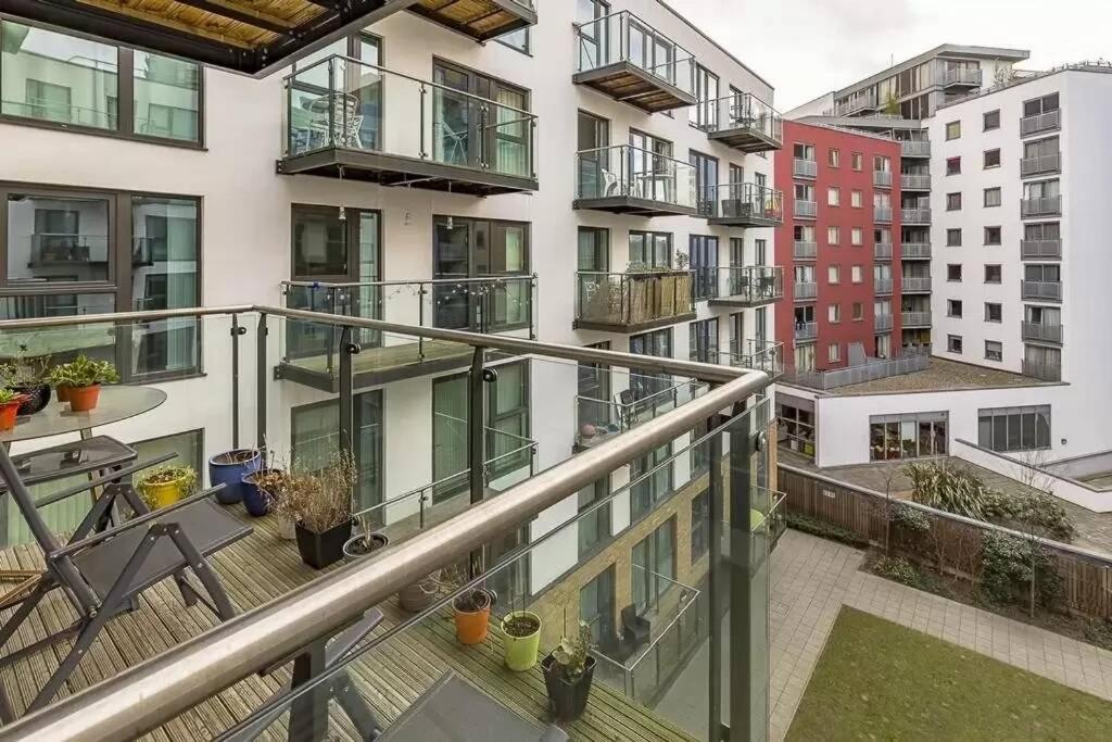 2-Bed Greenwich Flat + Pool, Gym, Lift, Balcony