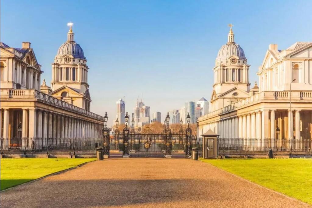 2-Bed Greenwich Flat + Pool, Gym, Lift, Balcony