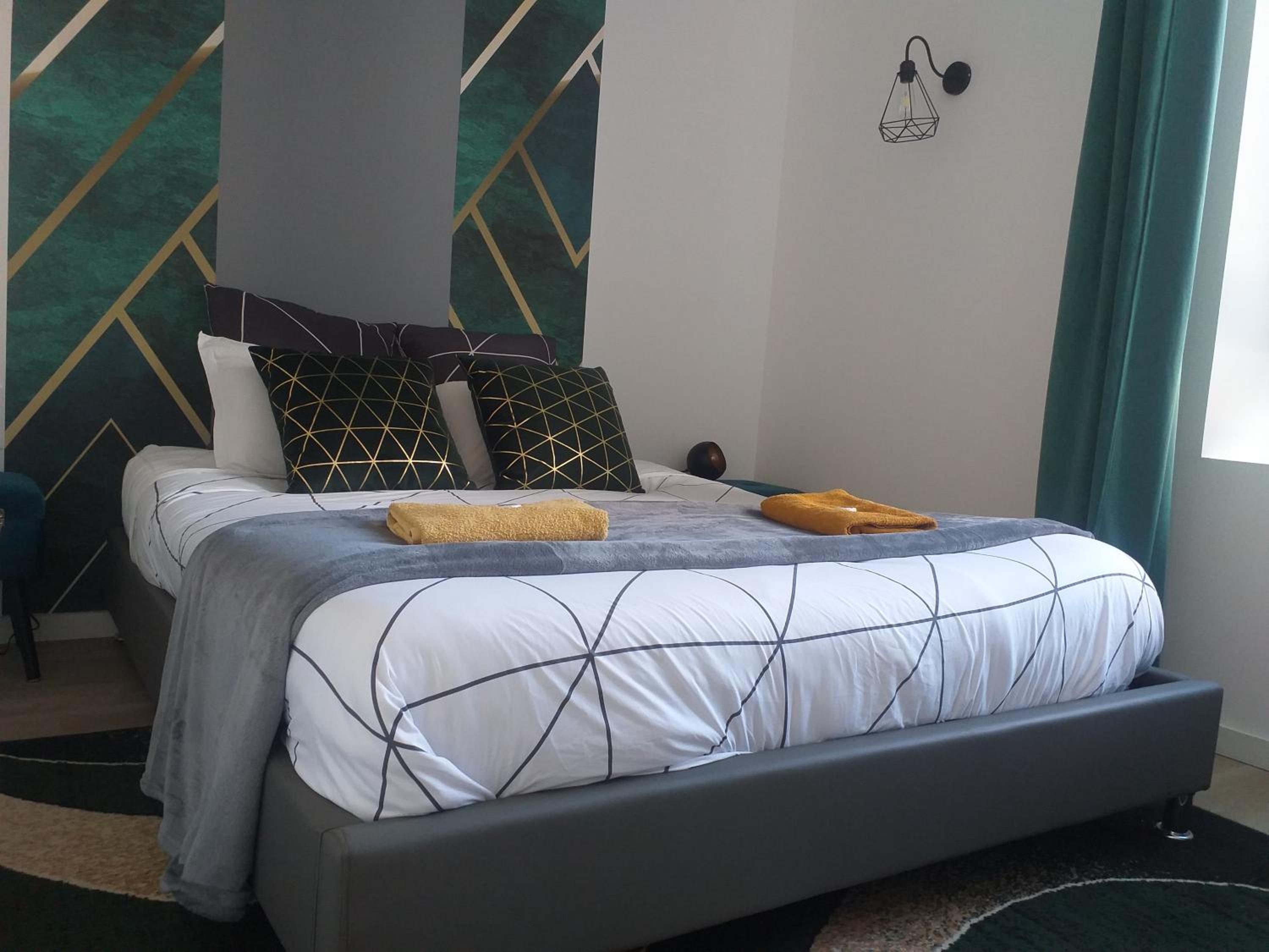 Les Volets Bleus - Refaits à neuf, deux appartements et un studio, Jardin