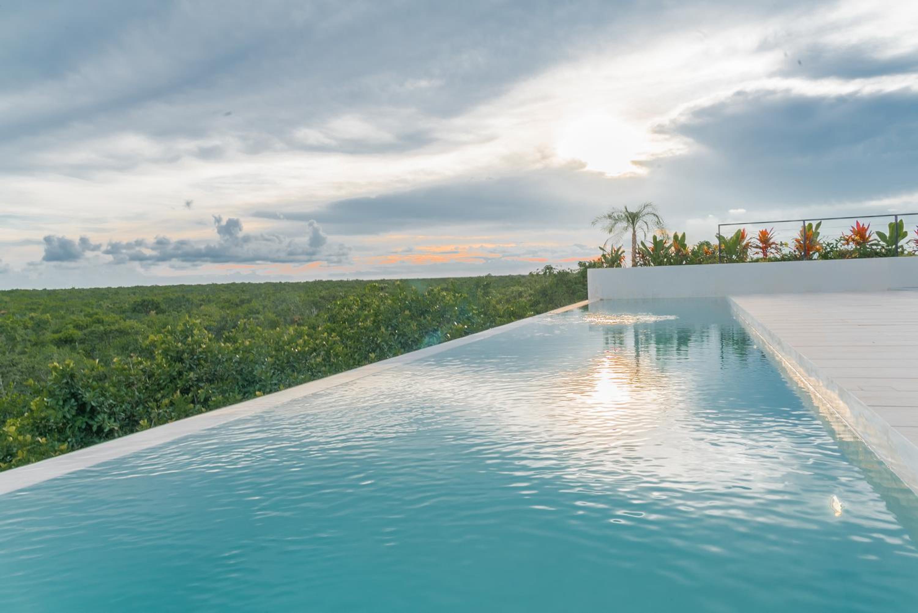 Modern & Stylish 1BR Apartment La Veleta Infinity Pool, Fitness Area & Rooftop Lounge