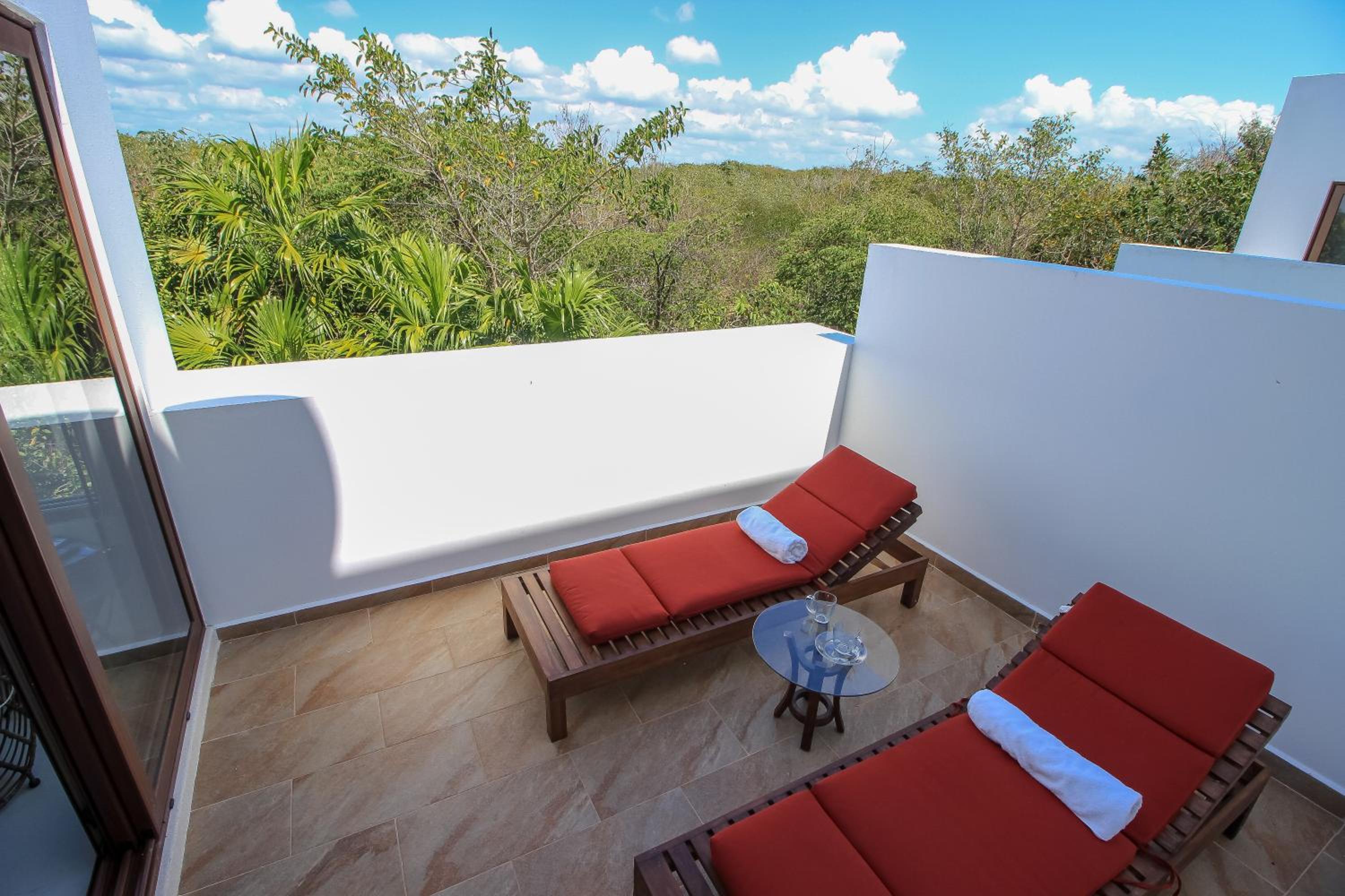 Stunning House Perfect for Large Groups Private Rooftop, Sunbeds and Hot Tub Close to the Beach view 4