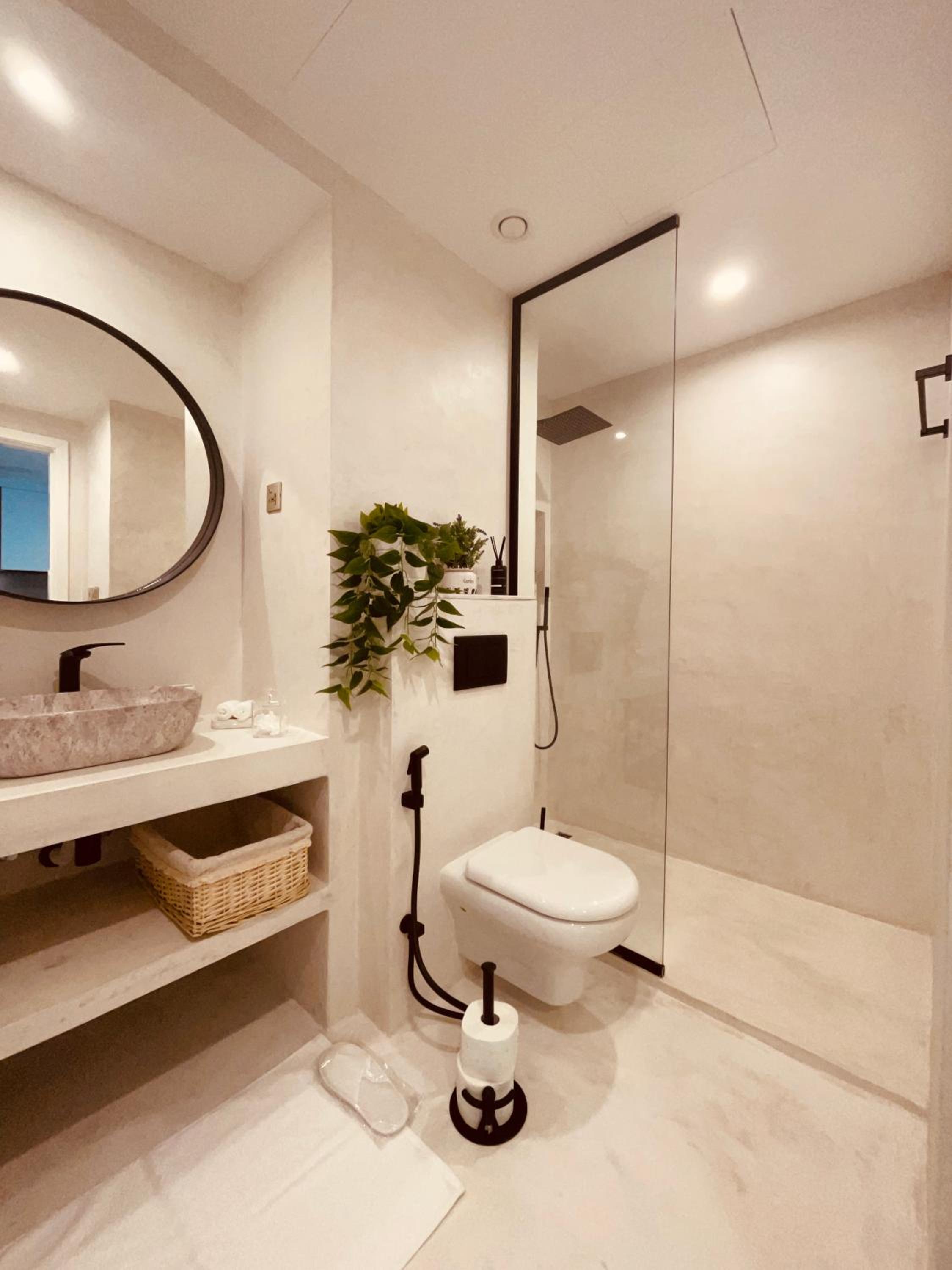 Luxury new apartment on the metro, facing Dubai marina.