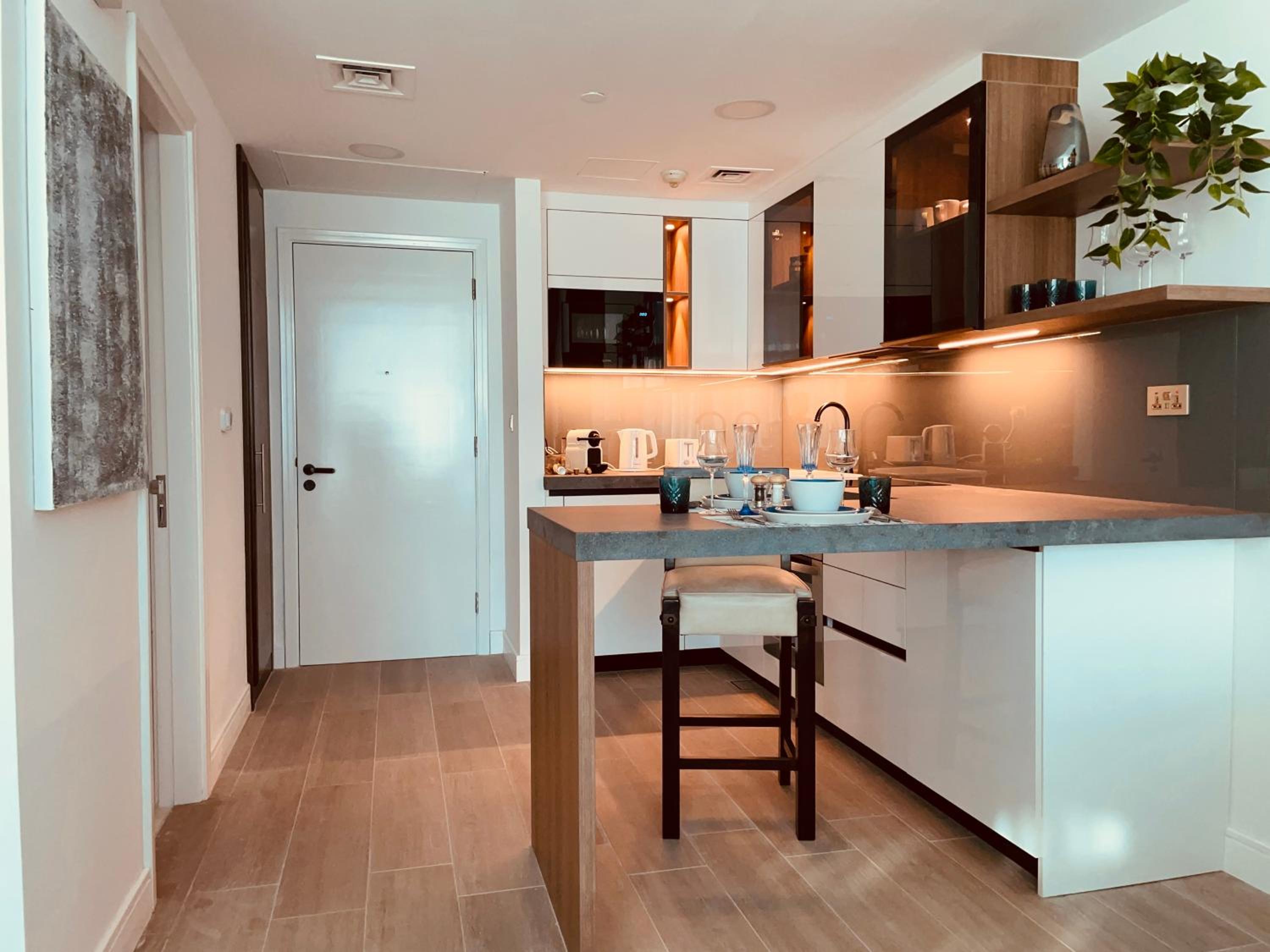 Luxury new apartment on the metro, facing Dubai marina.
