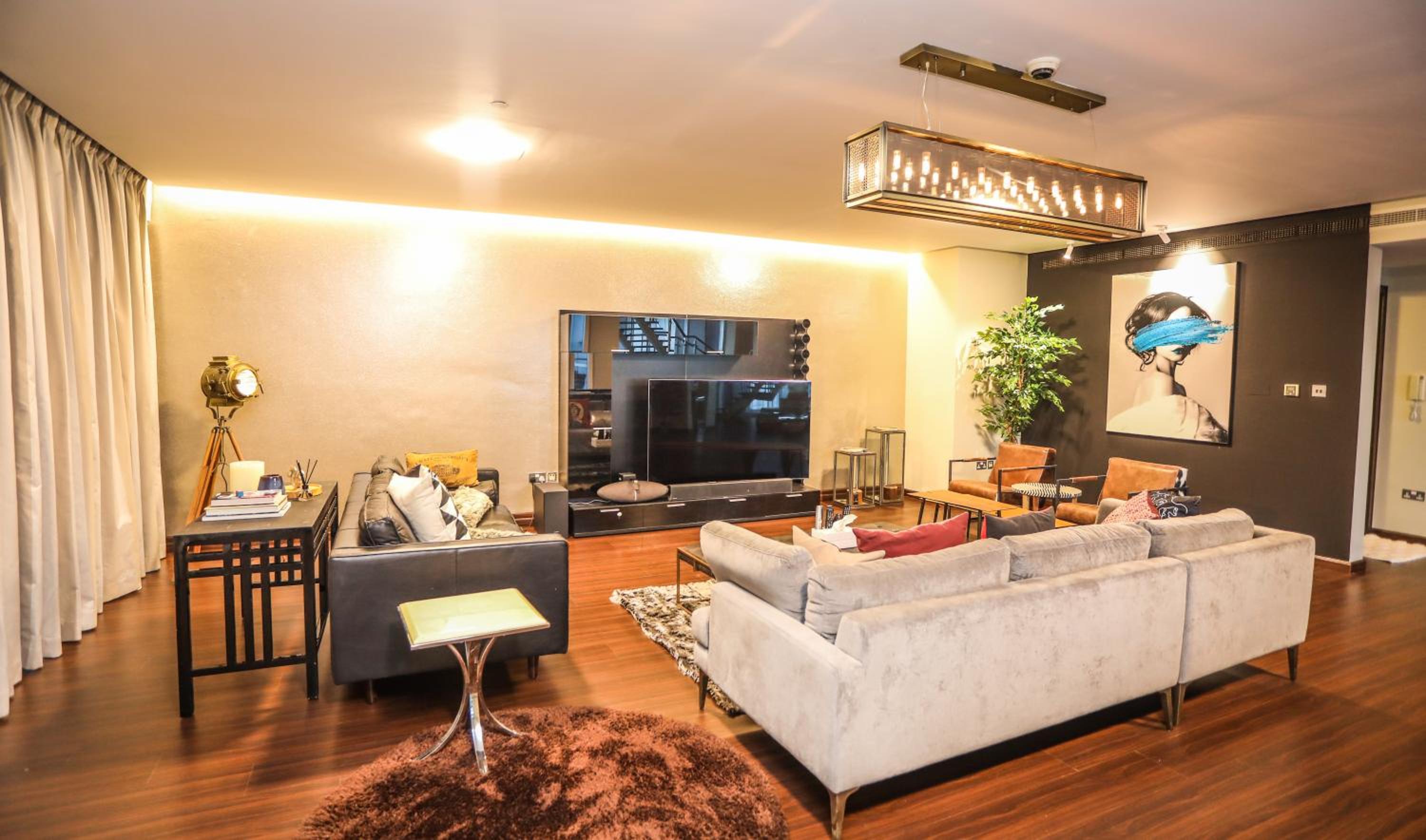HIGHRISE APARTMENT ON THE 74TH FLOOR