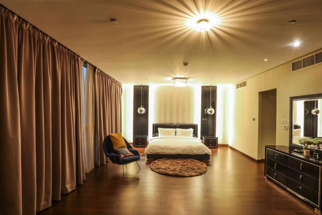 HIGHRISE APARTMENT ON THE 74TH FLOOR