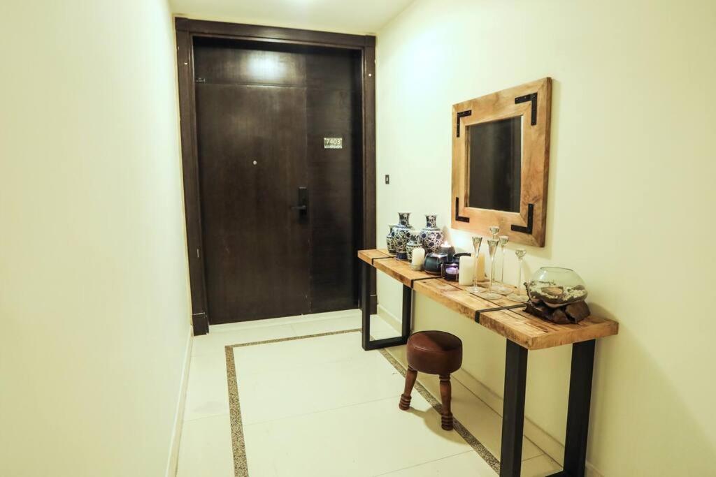 HIGHRISE APARTMENT ON THE 74TH FLOOR