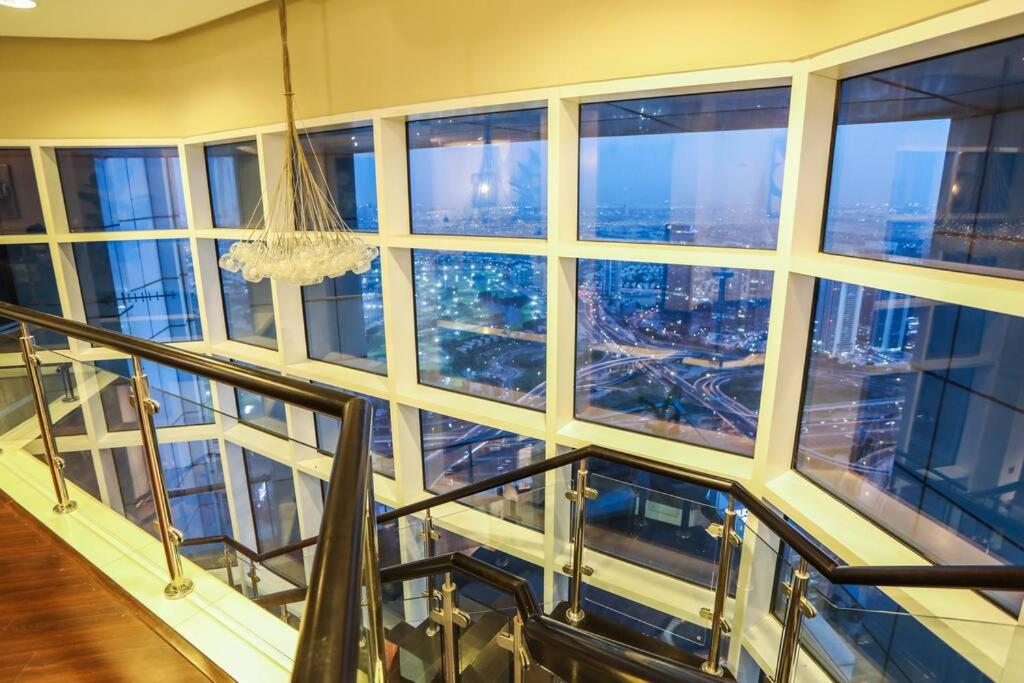 HIGHRISE APARTMENT ON THE 74TH FLOOR
