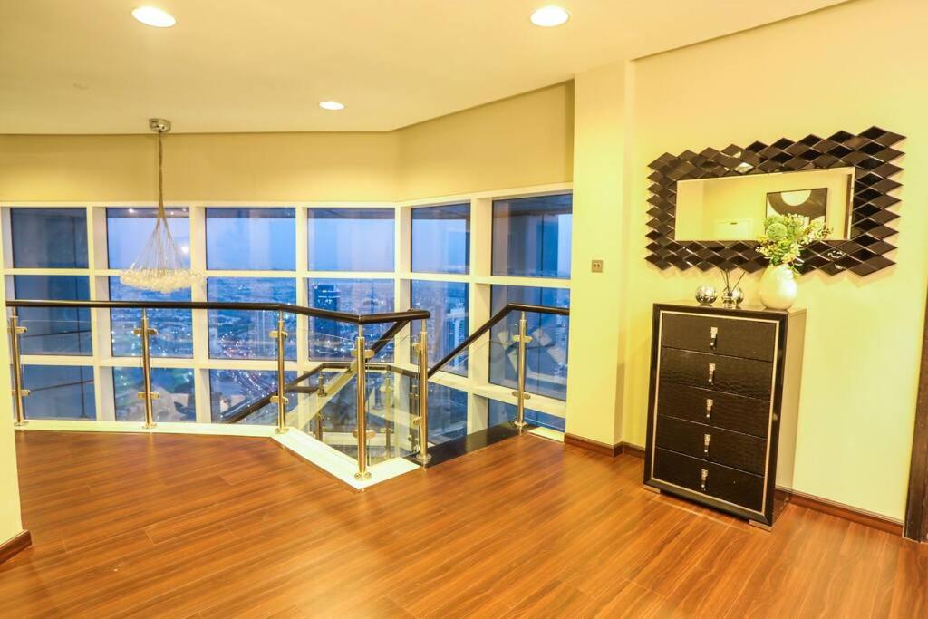 HIGHRISE APARTMENT ON THE 74TH FLOOR